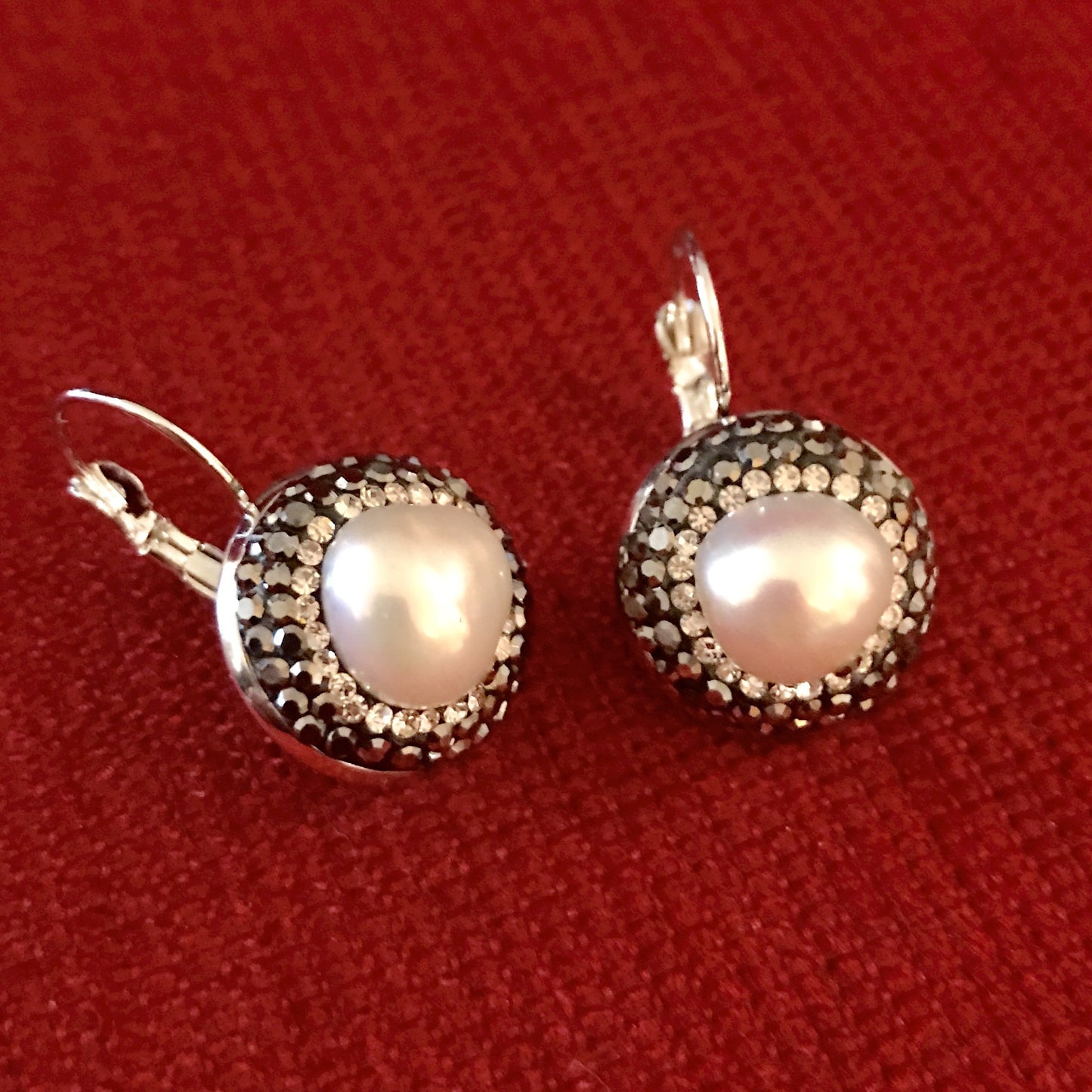 Arete de PERLA con piedra HEMATITA alrededor y broche