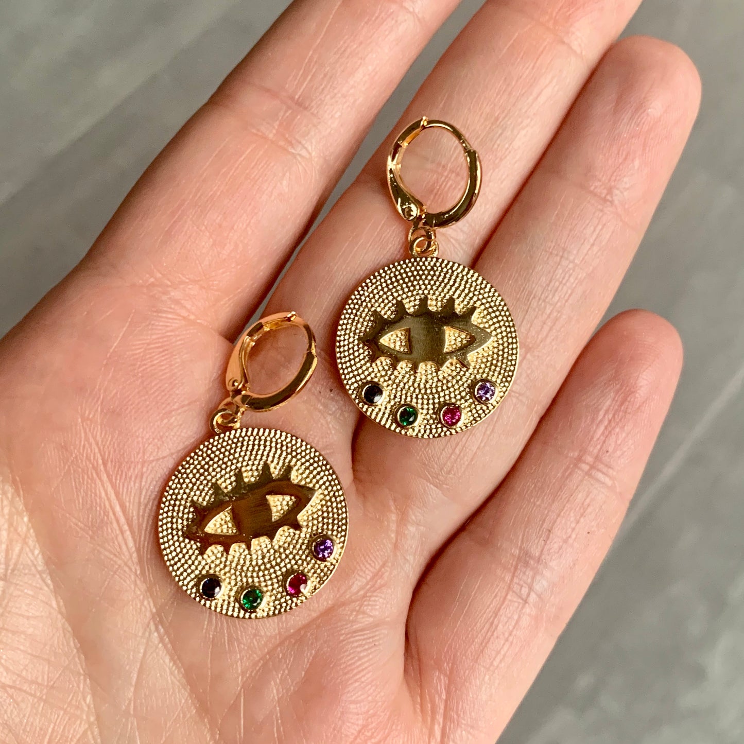 Arracadas con OJO DORADO y ZIRCONIAS de COLORES