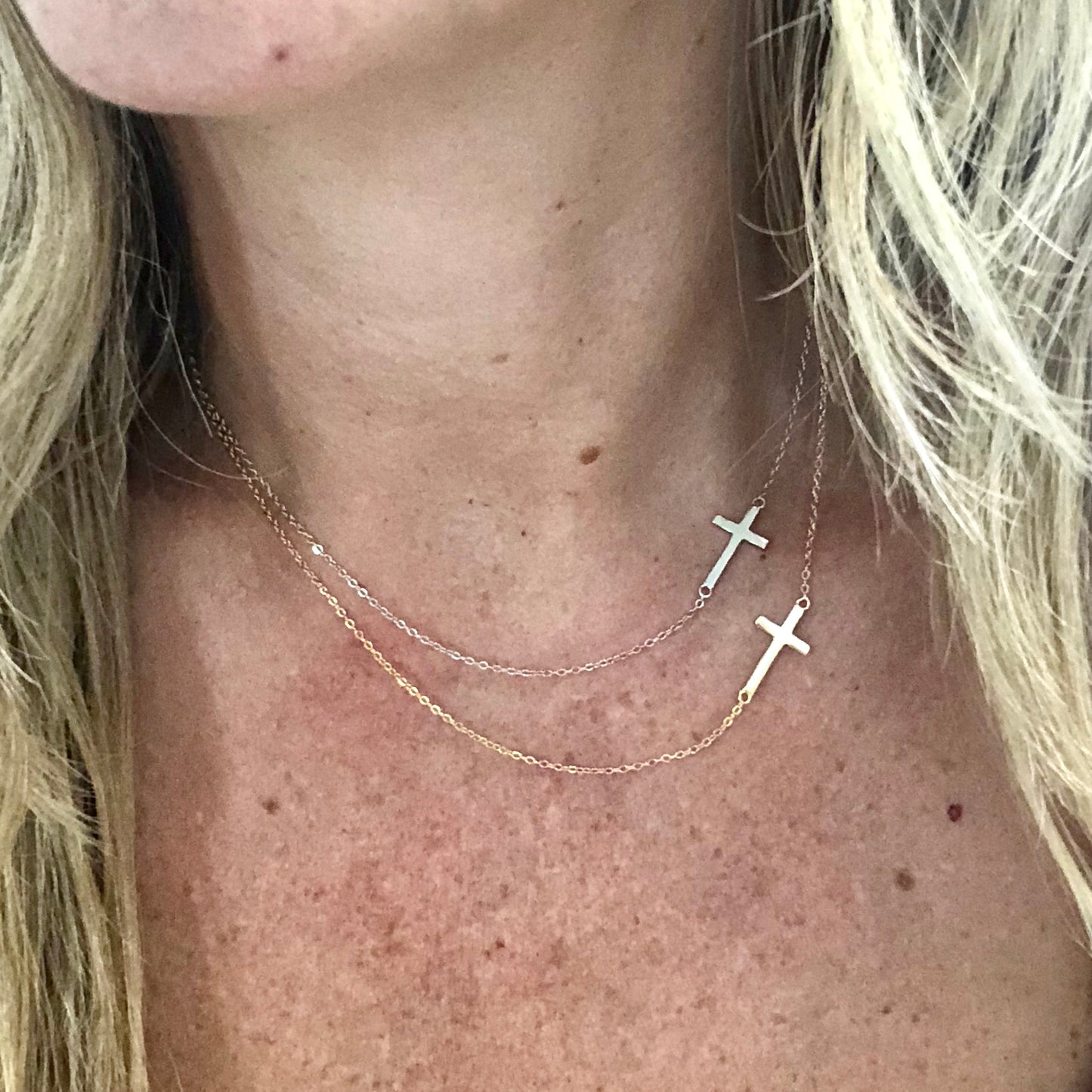 Cadenita CHOKER de plata con CRUZ de lado