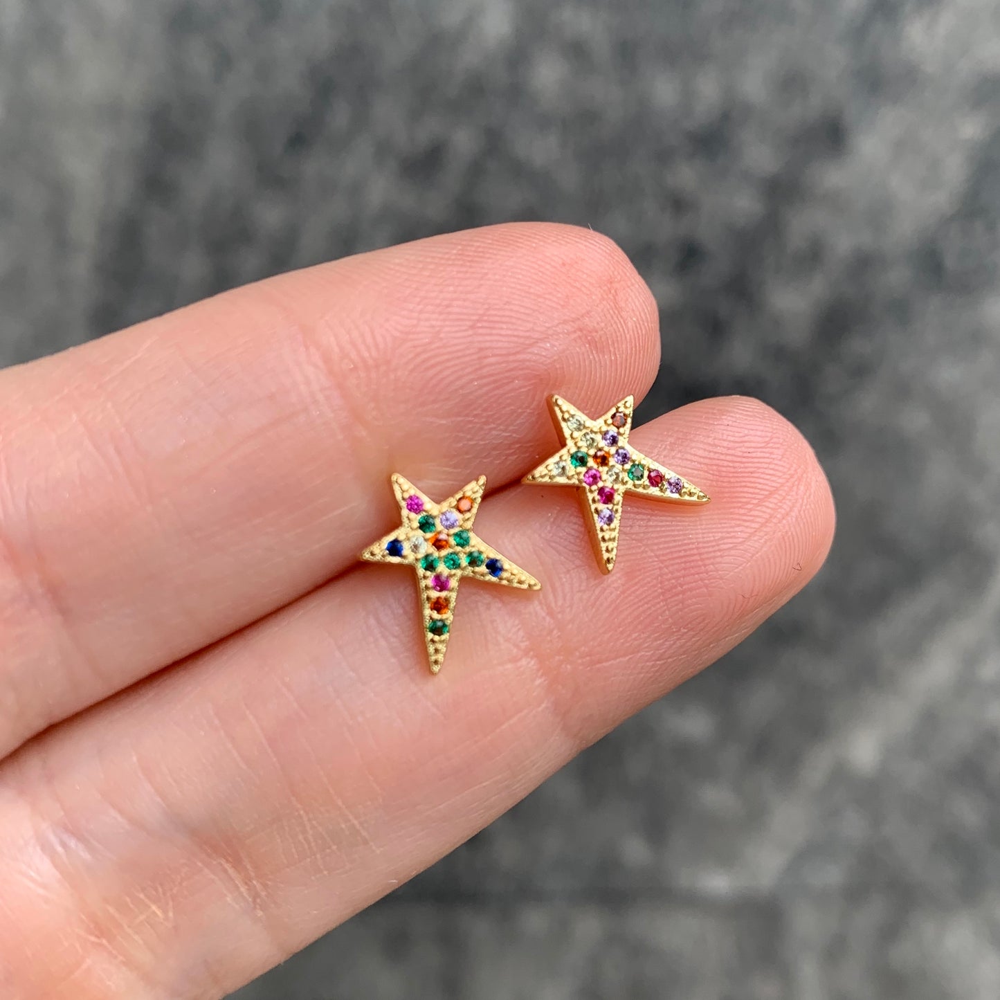 Aretes con ESTRELLA con ZIRCONIAS de COLORES