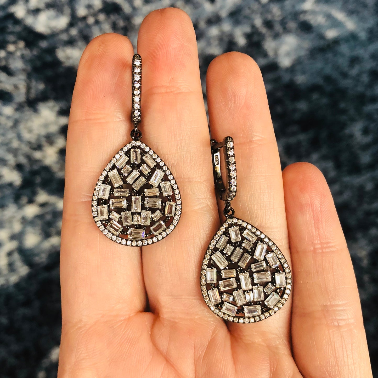 Arracada de PLATA con GOTA cubierta de BAGUETTES