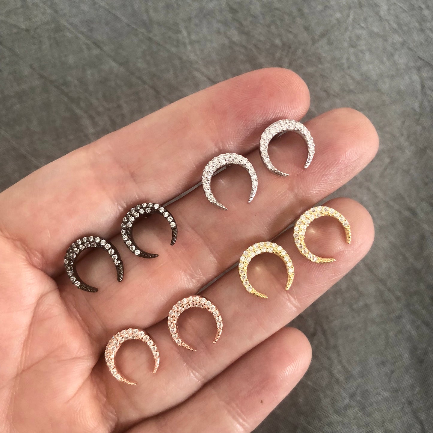 Arete de plata de MEDIA LUNA con ZIRCONIAS