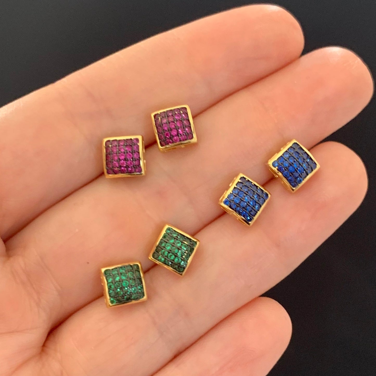 Aretes CUADRADOS con zirconias de COLOR