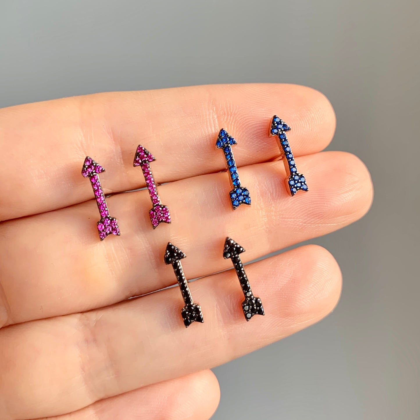 Aretes de FLECHA con zirconias de COLOR