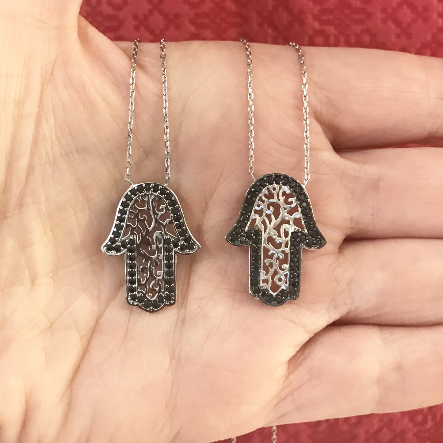Cadenita de plata .925 con MANO HAMSA con DISEÑO NEGRO/PLATA