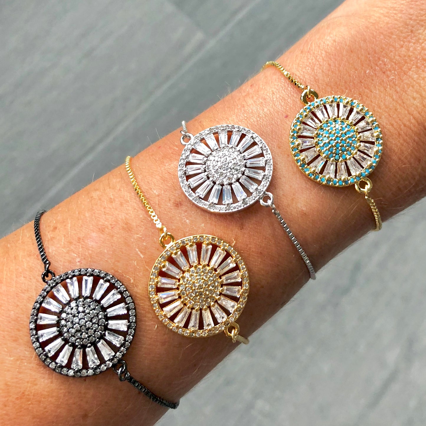 Pulsera Ajustable con SOL de ZIRCONIAS