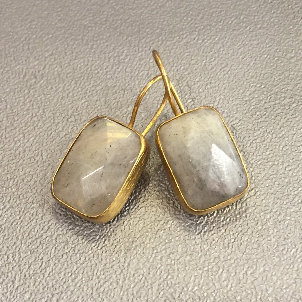 Arete con PIEDRA NATURAL y BROCHE