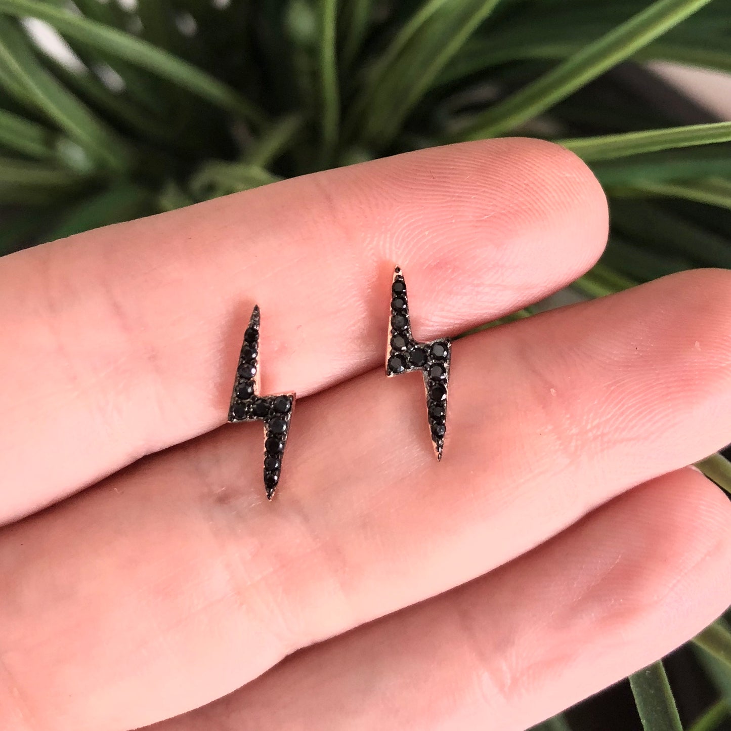 Arete de plata .925 de RAYO con PIEDRITAS NEGRAS