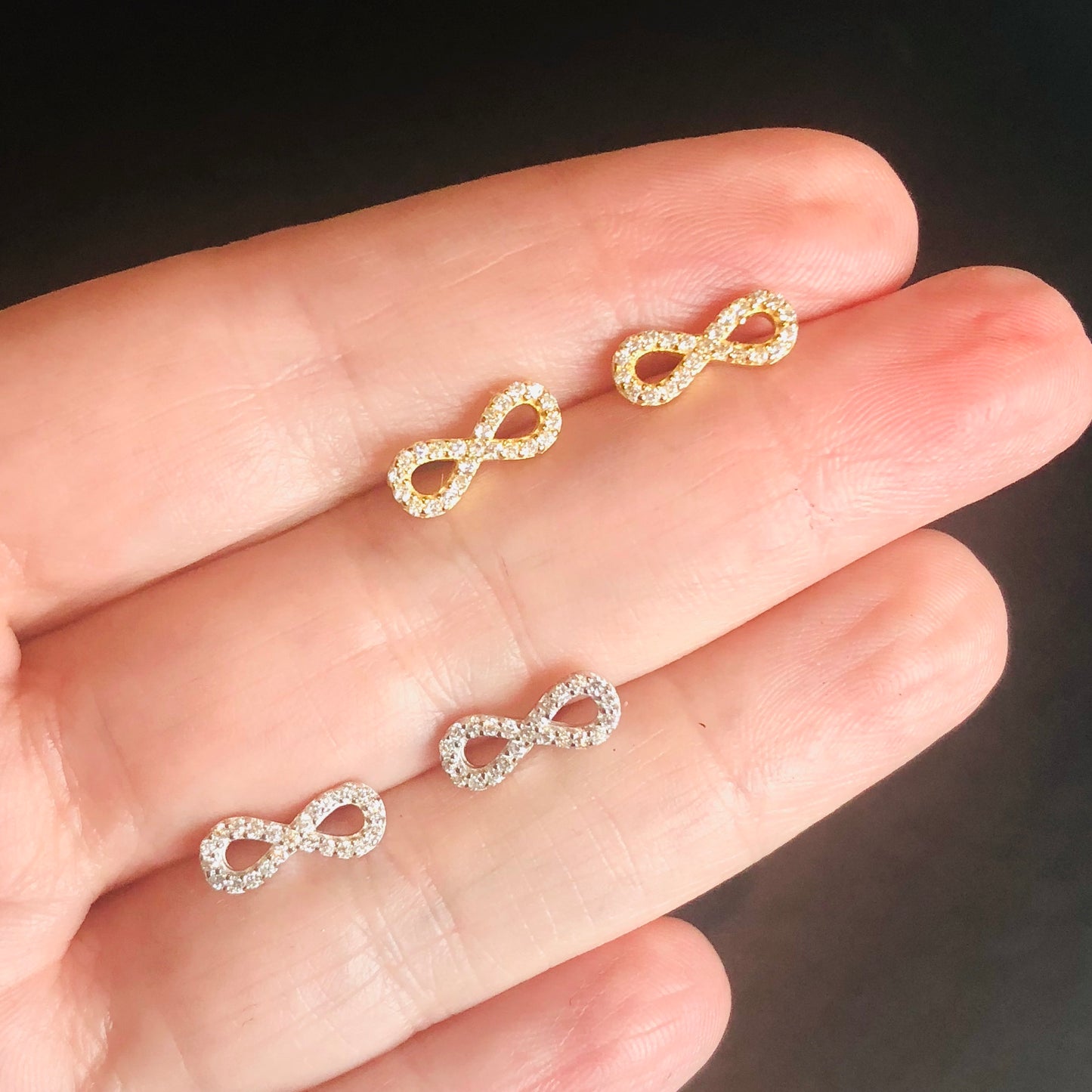 Aretes de PLATA de INFINITO cubiertos con ZIRCONIAS