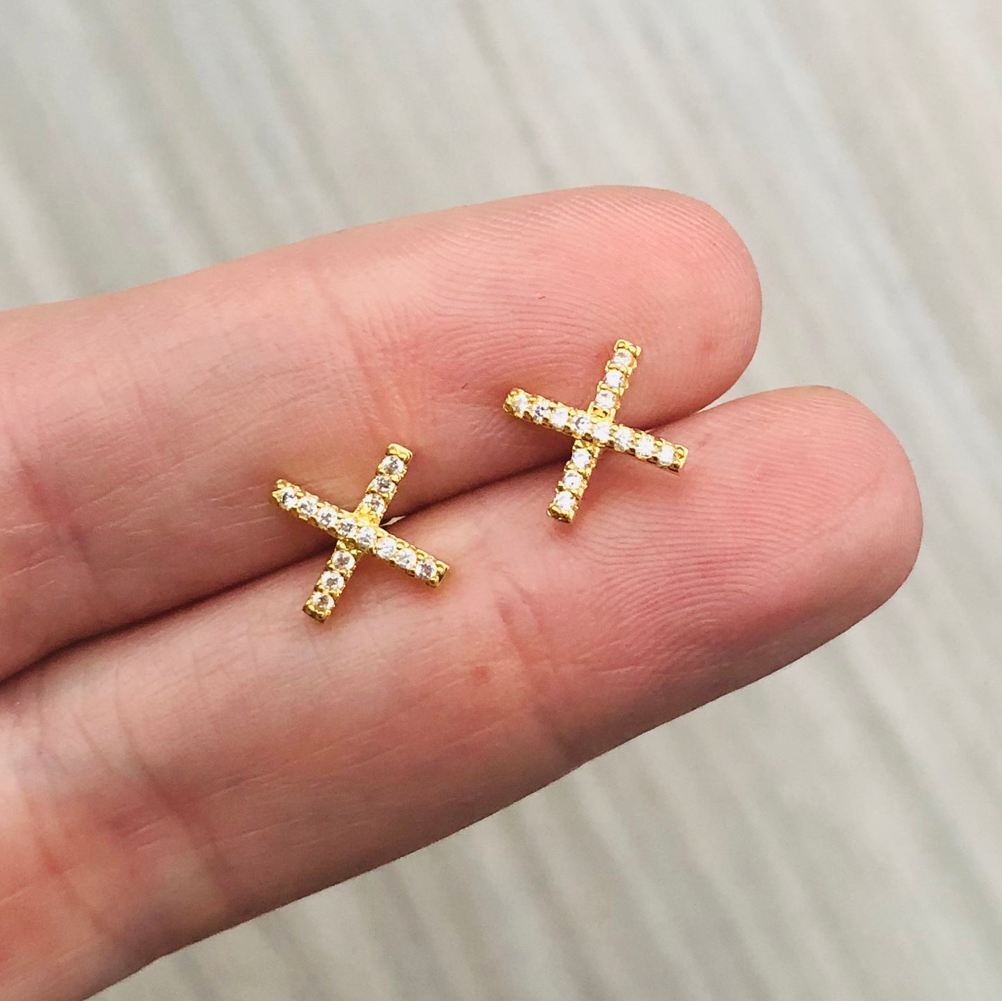 Aretes de X dorados cubiertos con ZIRCONIAS