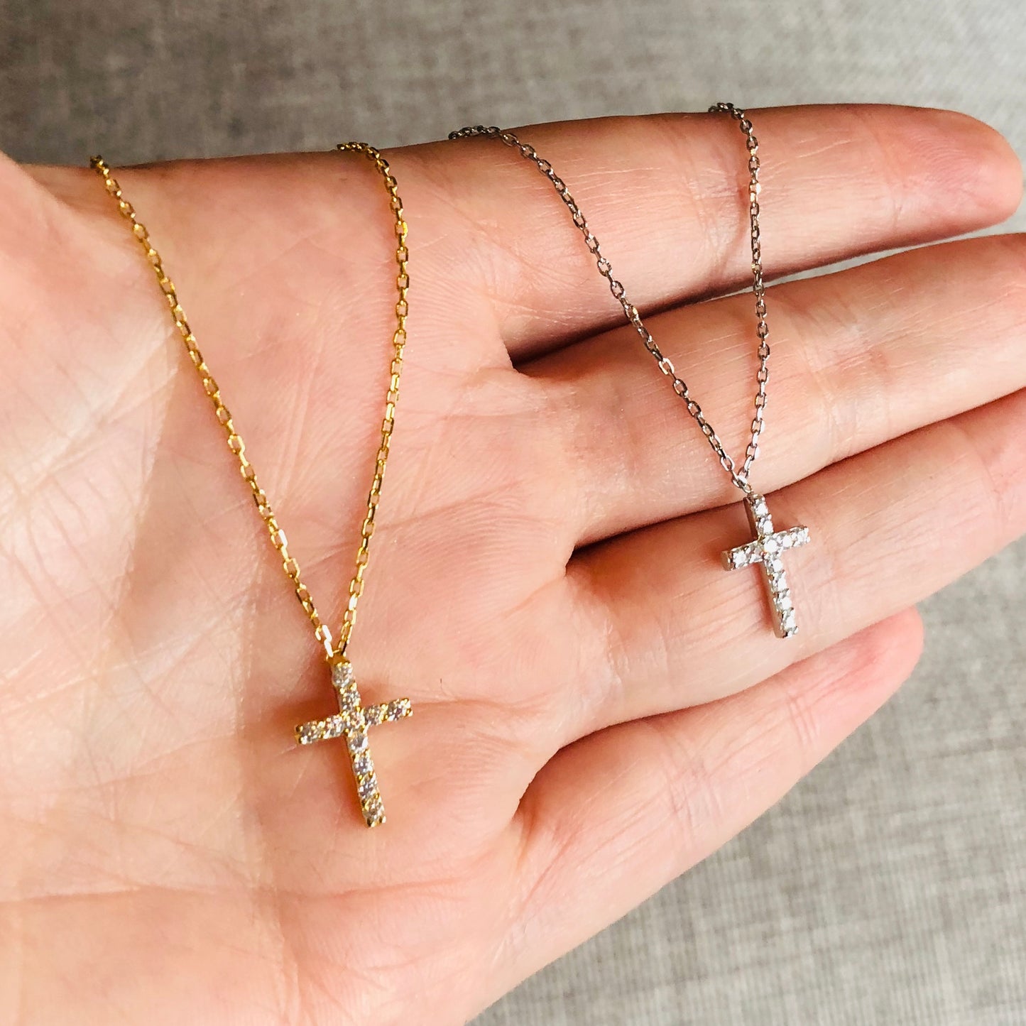 Cadenita de PLATA con CRUZ cubierta con ZIRCONIAS