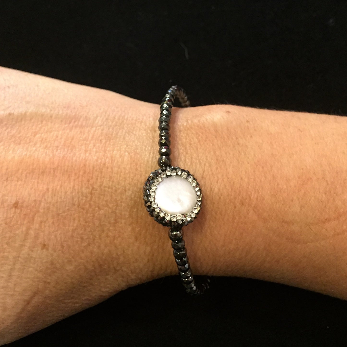 Pulsera de piedra HEMATITA con dije de perla redonda
