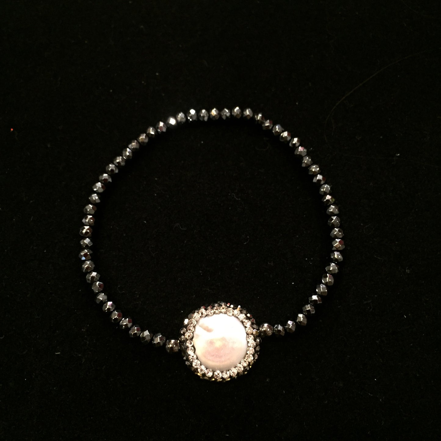 Pulsera de piedra HEMATITA con dije de perla redonda