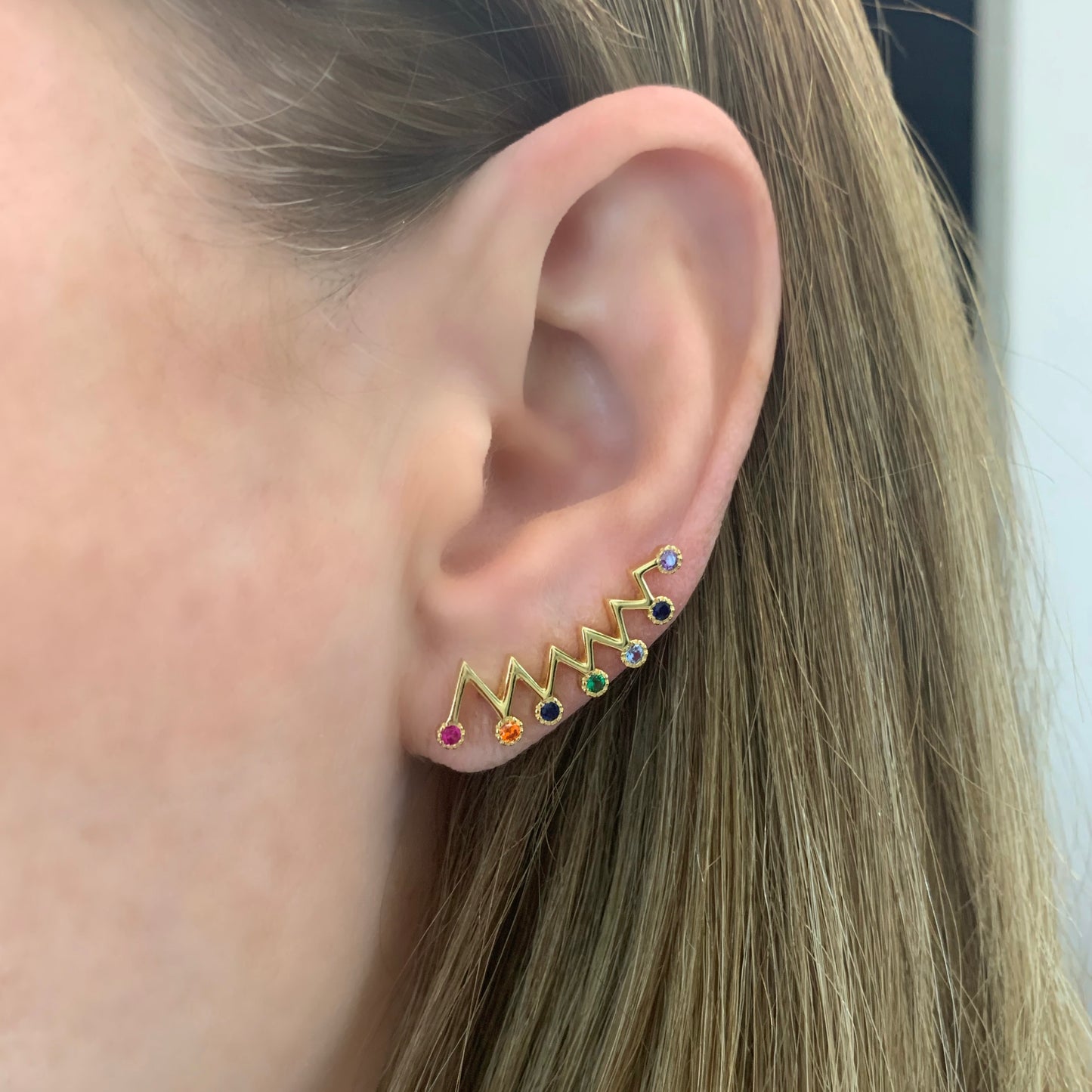 Arete tipo EAR CRAWLER de ZIGZAG y zirconias RAINBOW