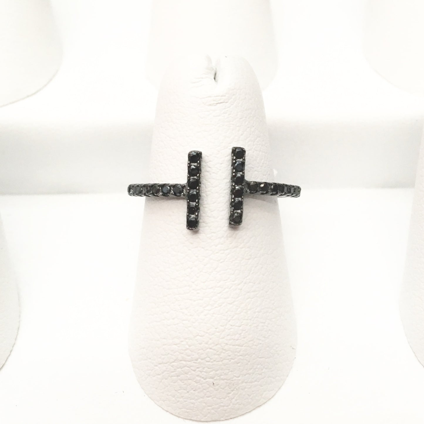 Anillo de plata NEGRO con doble T con zirconias