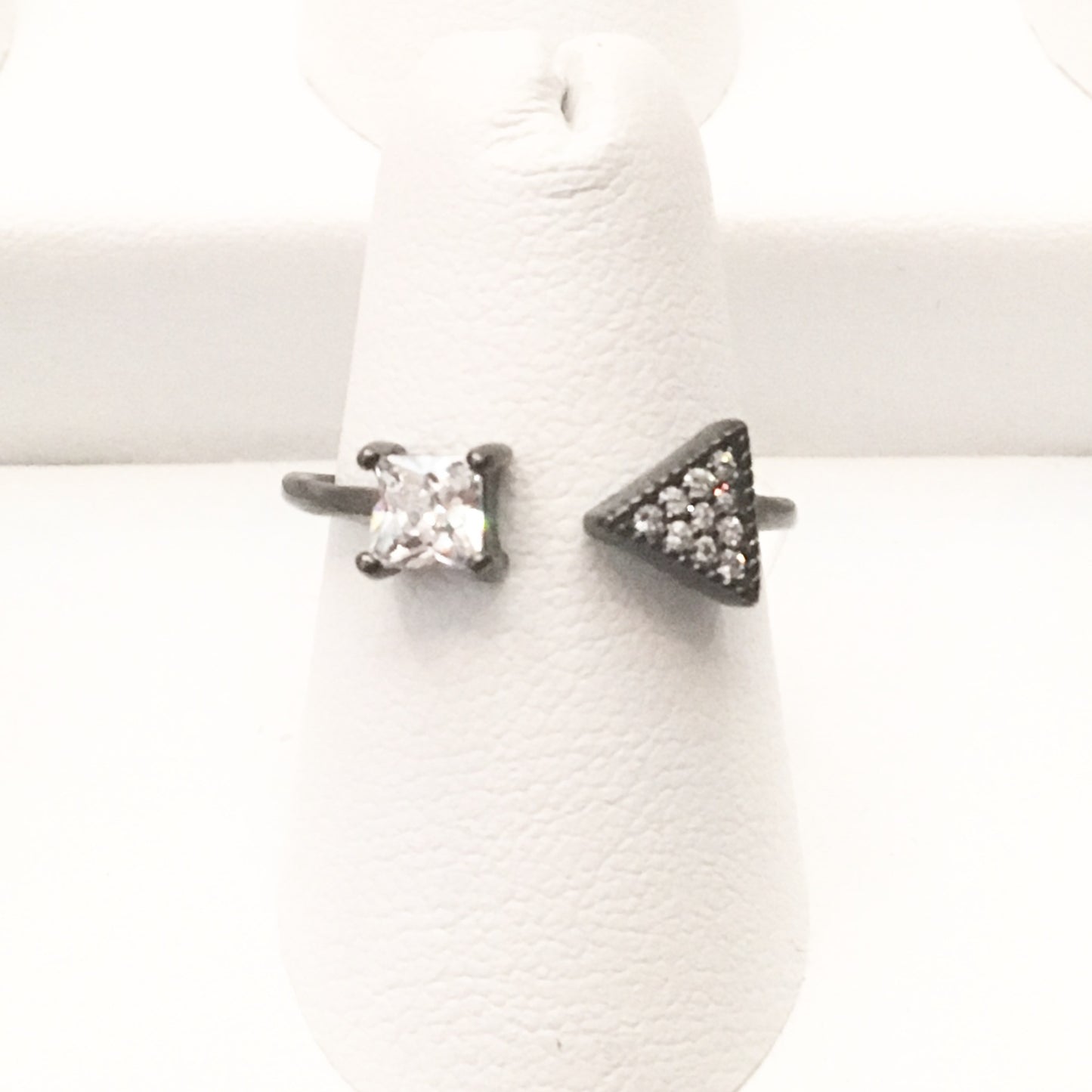 Anillo de plata NEGRO con TRIANGULO y CUADRADO con zirconias