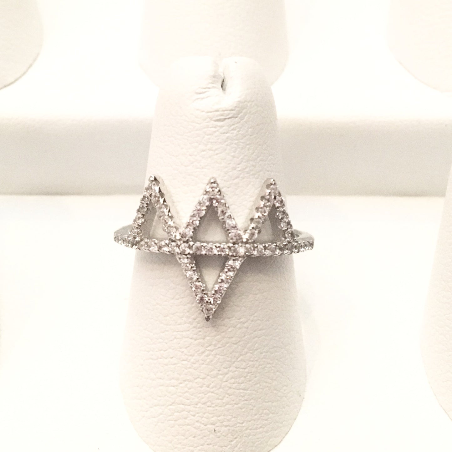 Anillo de plata con 4 TRIANGULOS con zirconias