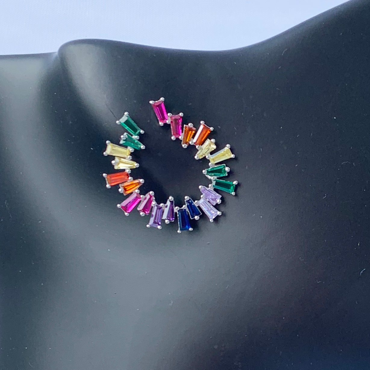 Aretes Circulares con BAGUETTES de ZIRCONIAS de COLORES