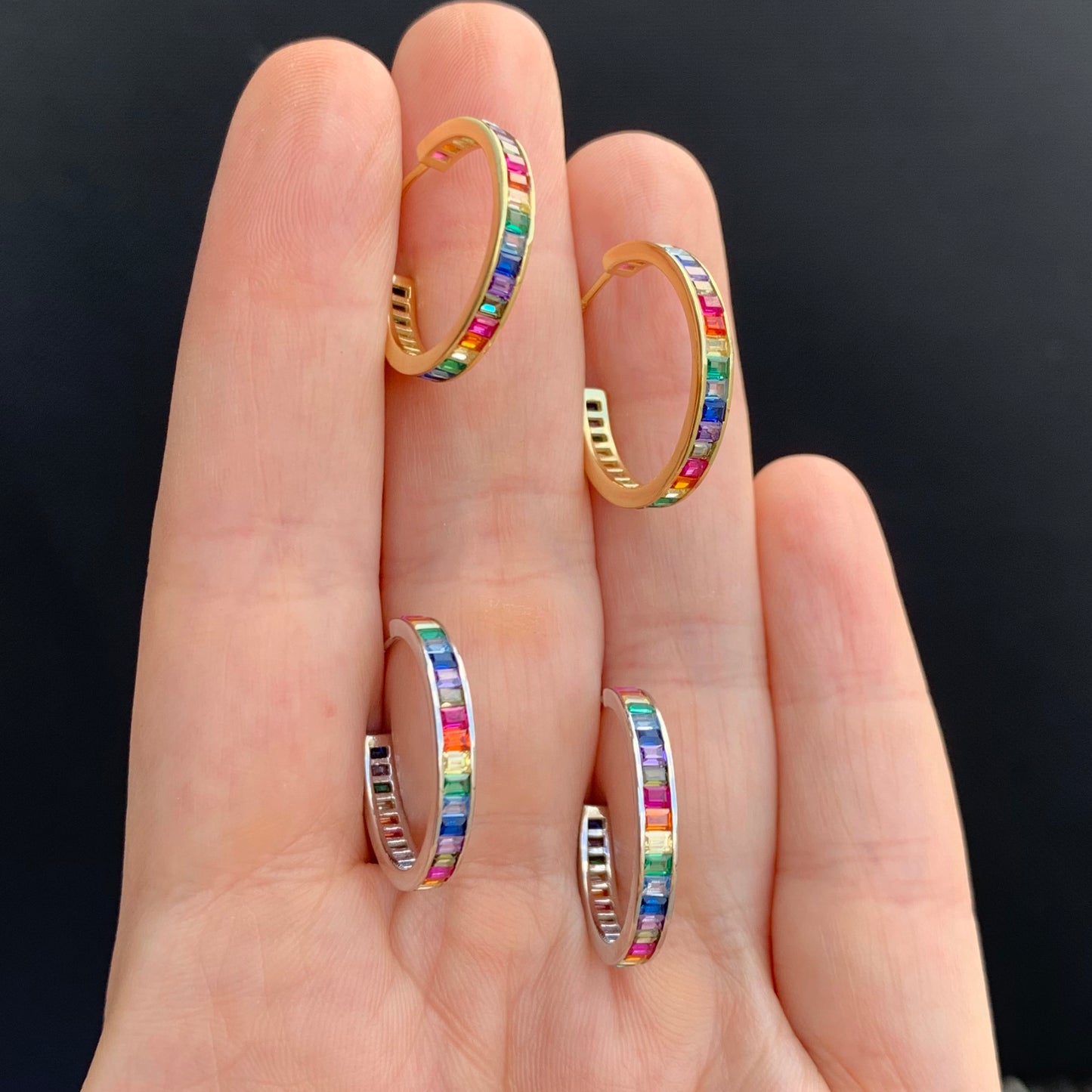 Arracadas MEDIANAS de plata con BAGUETTES RAINBOW y bisel