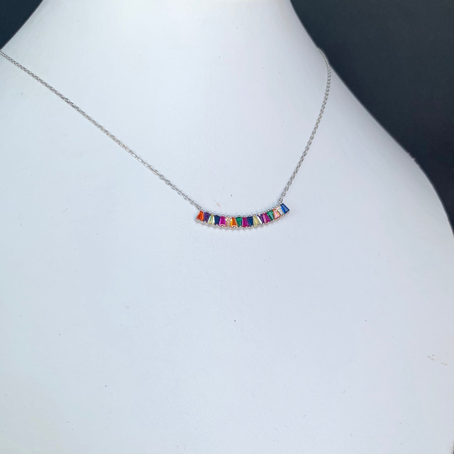 Cadenita CHOKER de plata con BAGUETTES de COLORES en forma de U