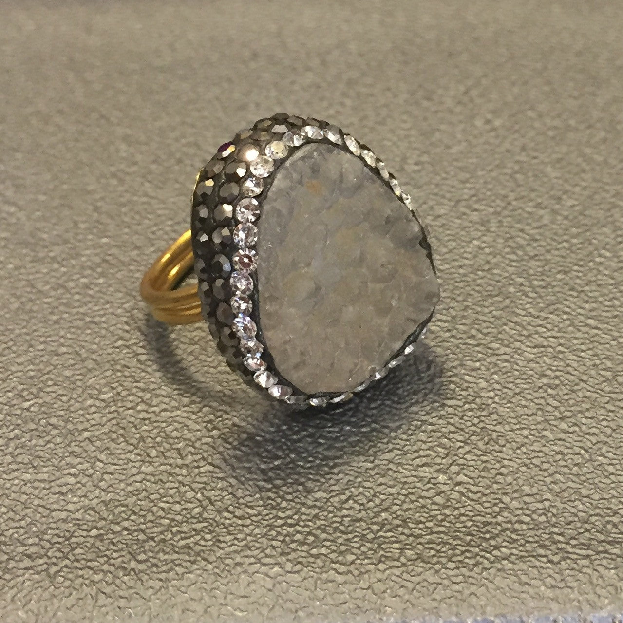 Anillo de Piedra Natural y Cristales