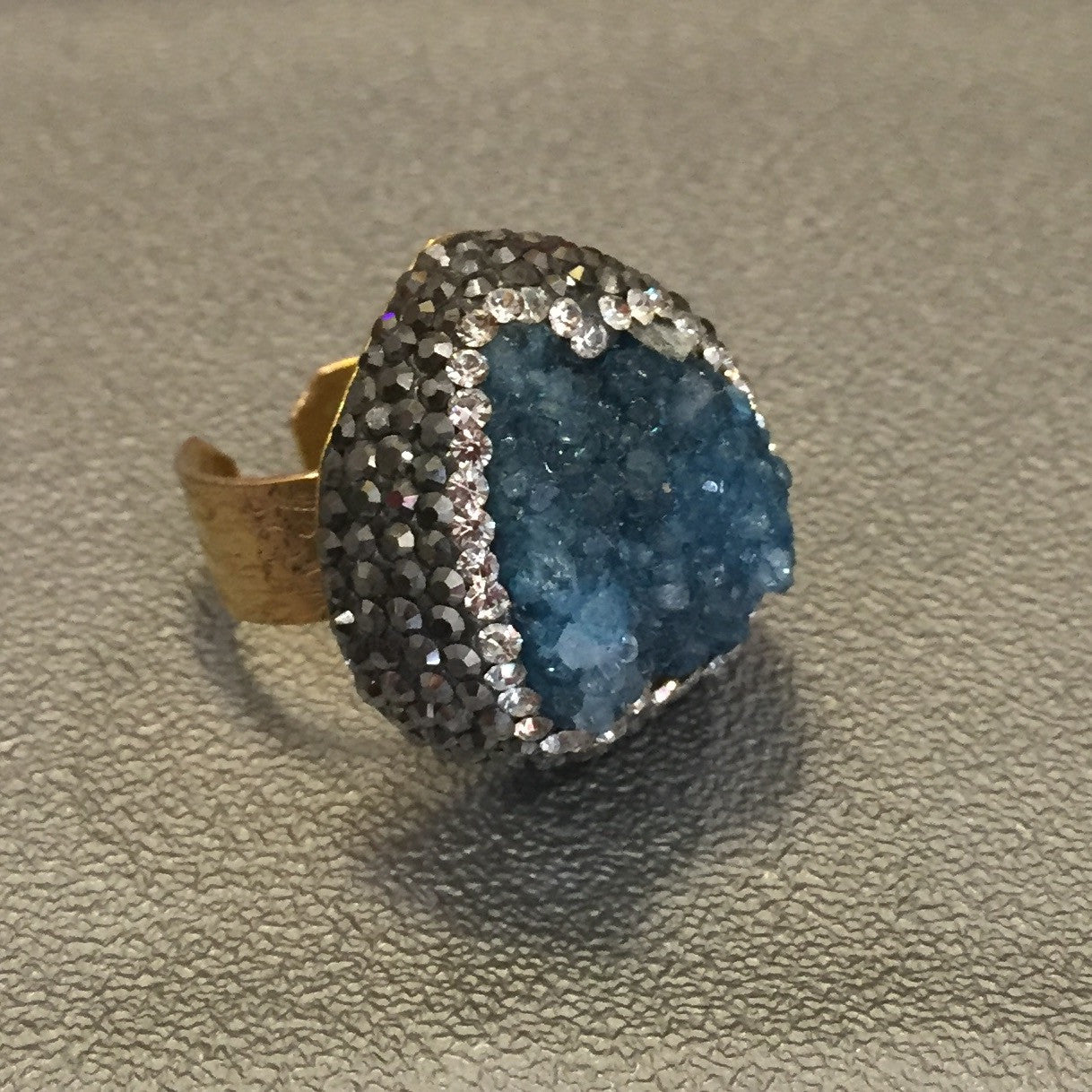 Anillo de Piedra Natural y Cristales