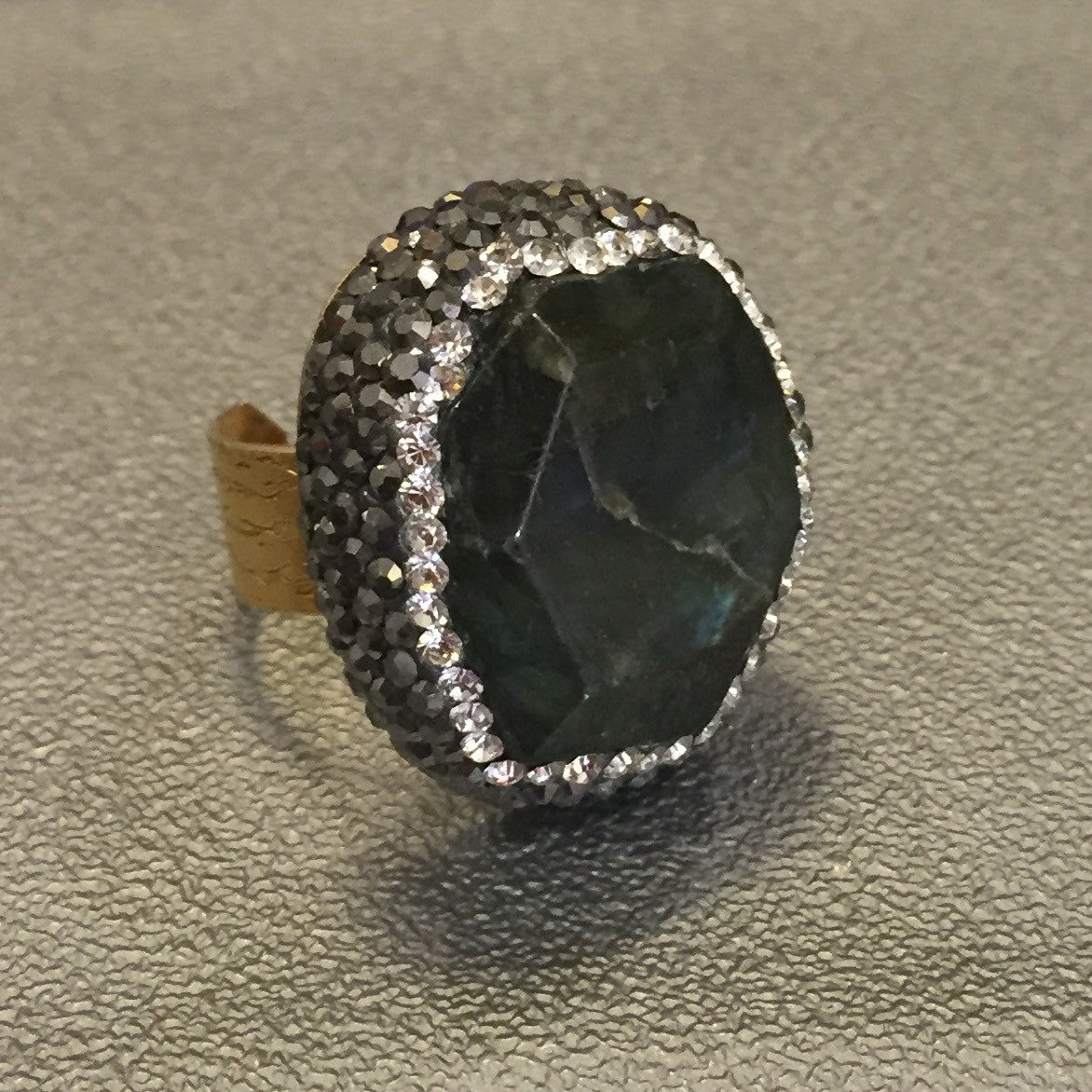 Anillo de Piedra Natural y Cristales