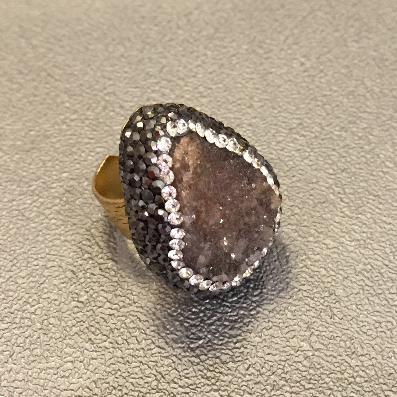 Anillo de Piedra Natural y Cristales
