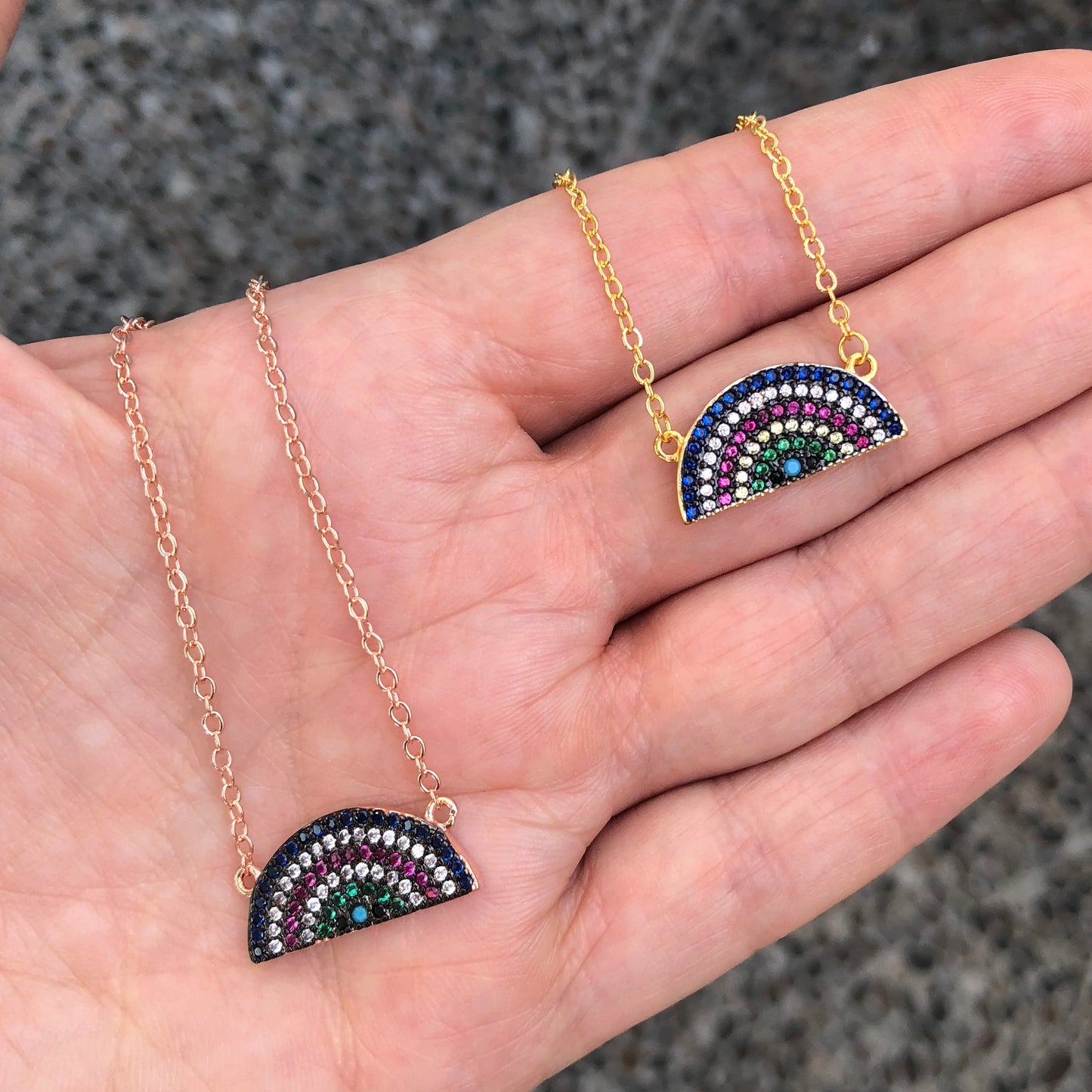 Cadenita con dije de ARCOIRIS con cristales DE COLORES