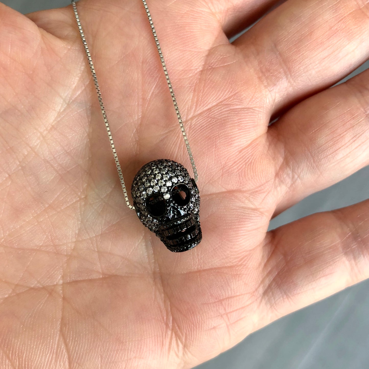 Cadenita de plata con Dije de CALAVERA CON CRISTALES