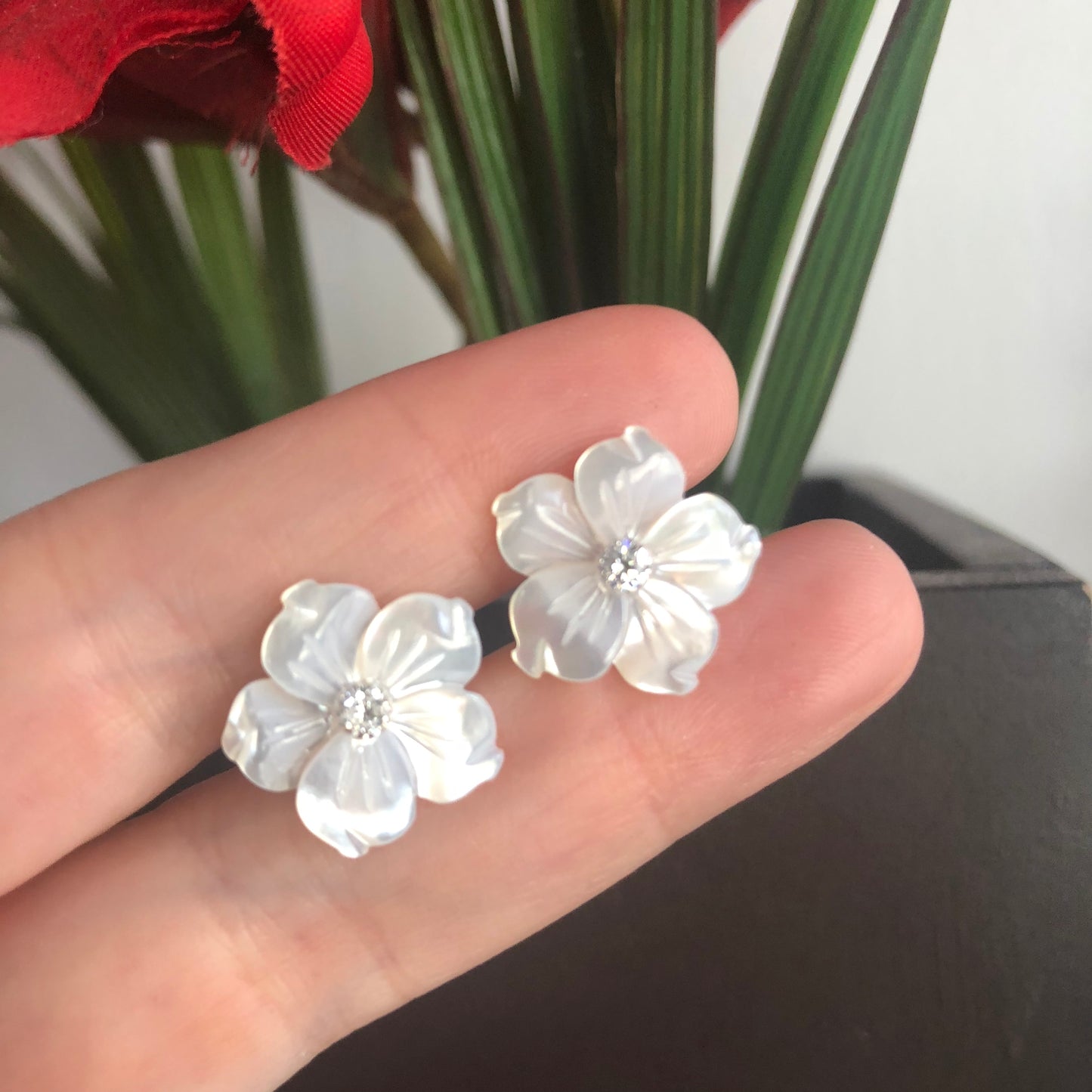 Arete de plata .925 con FLOR DE CONCHA y ZIRCONIA