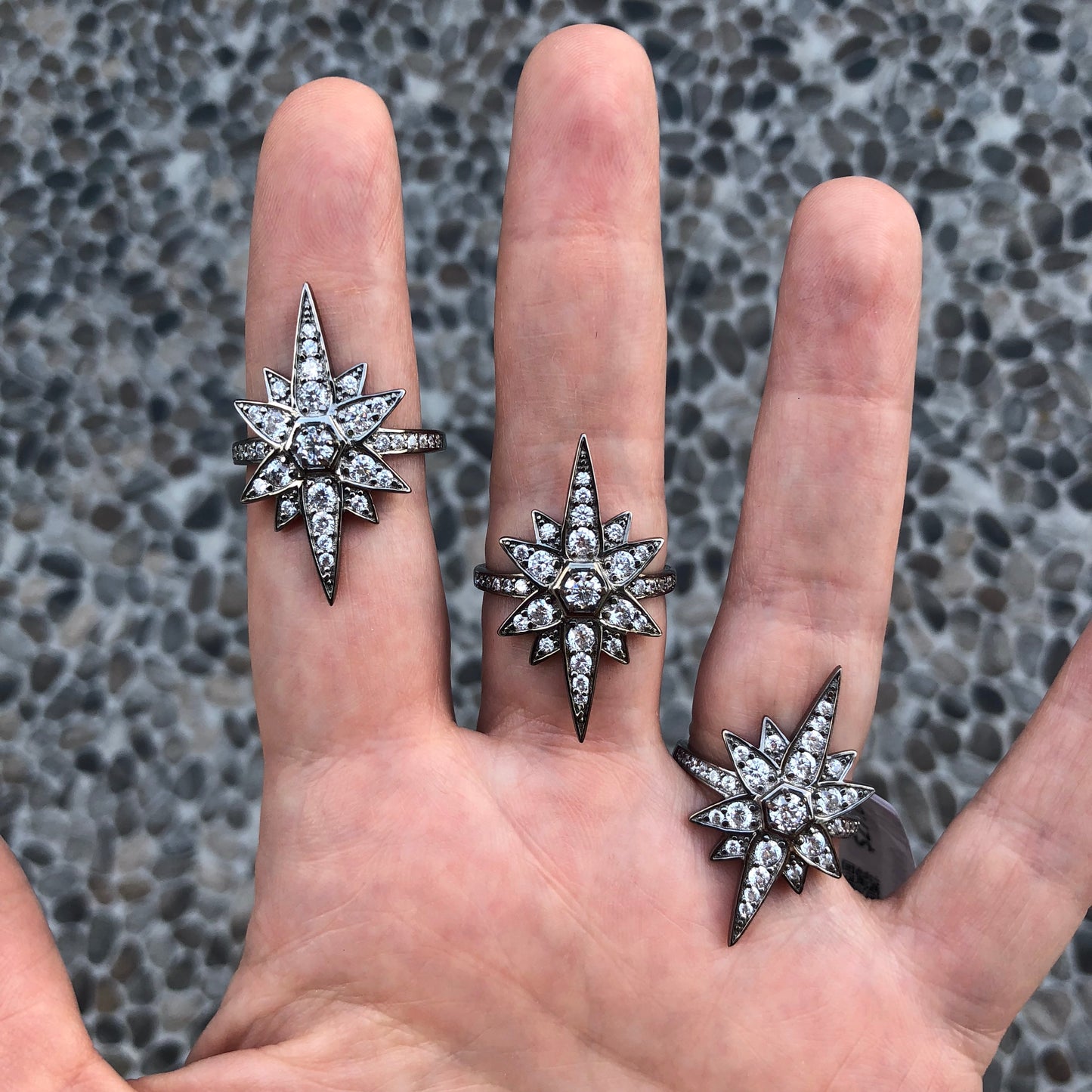 Anillo de plata NEGRO con ESTRELLA y ZIRCONIAS (HStern)