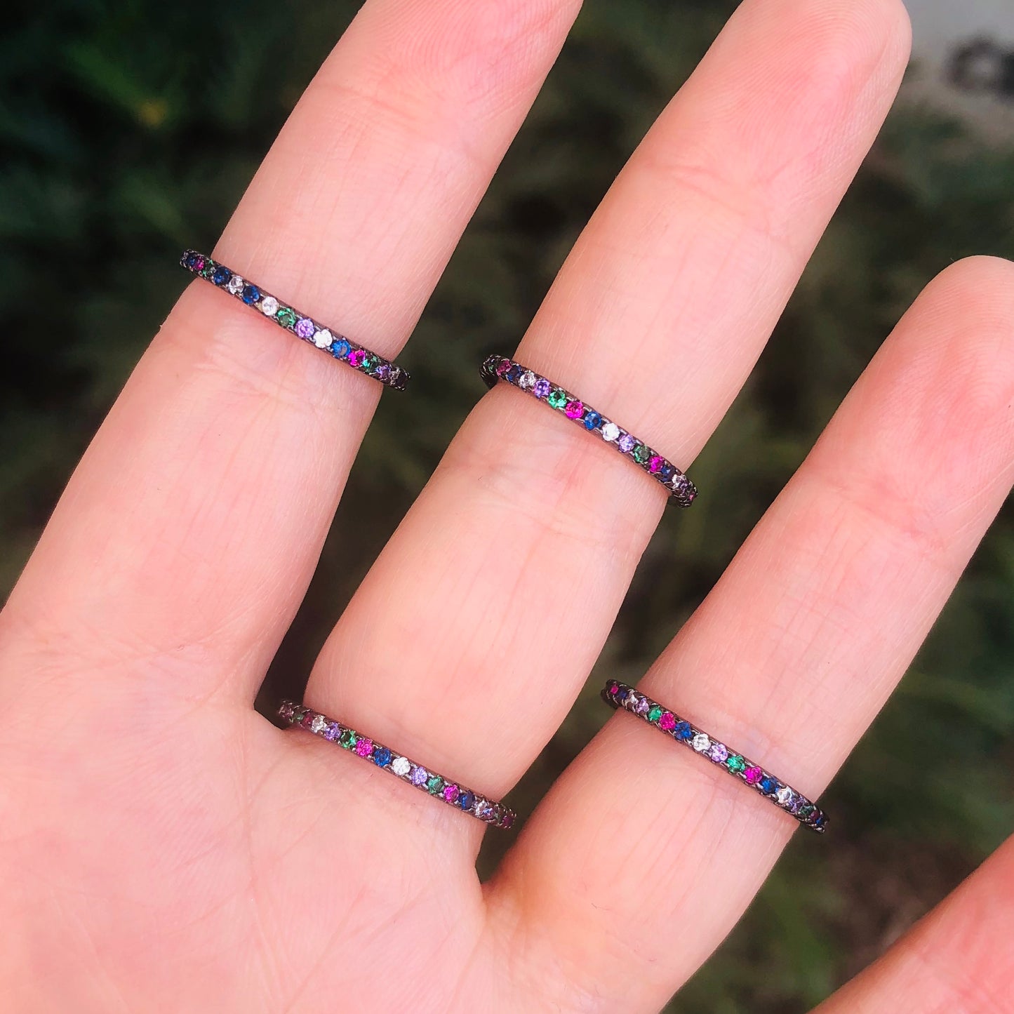 Anillo NEGRO de rodio con ZIRCONIAS de colores