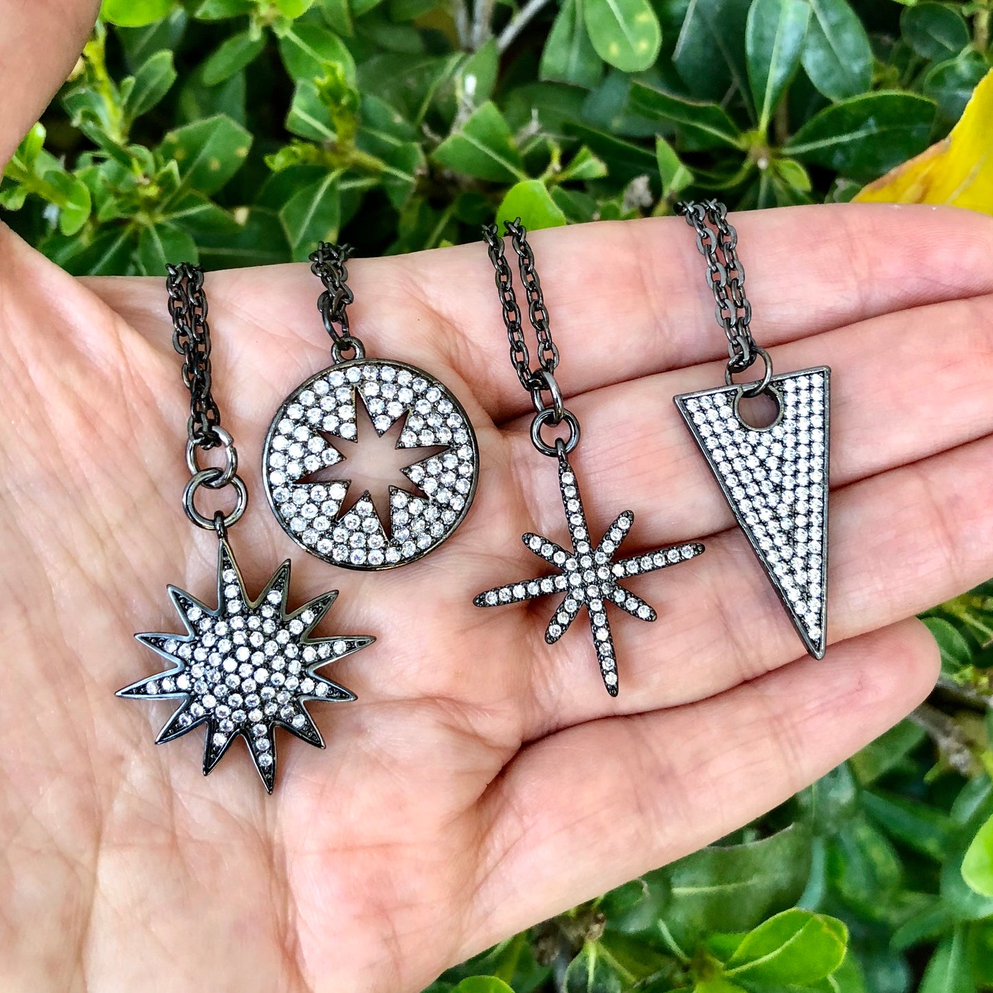 Chokers con CADENITA NEGRA con ZIRCONIAS