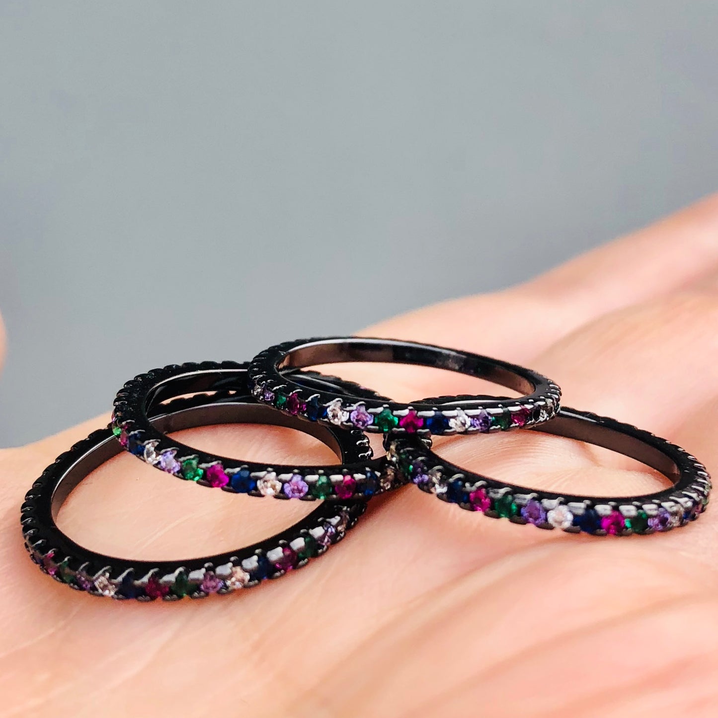 Anillo NEGRO de rodio con ZIRCONIAS de colores