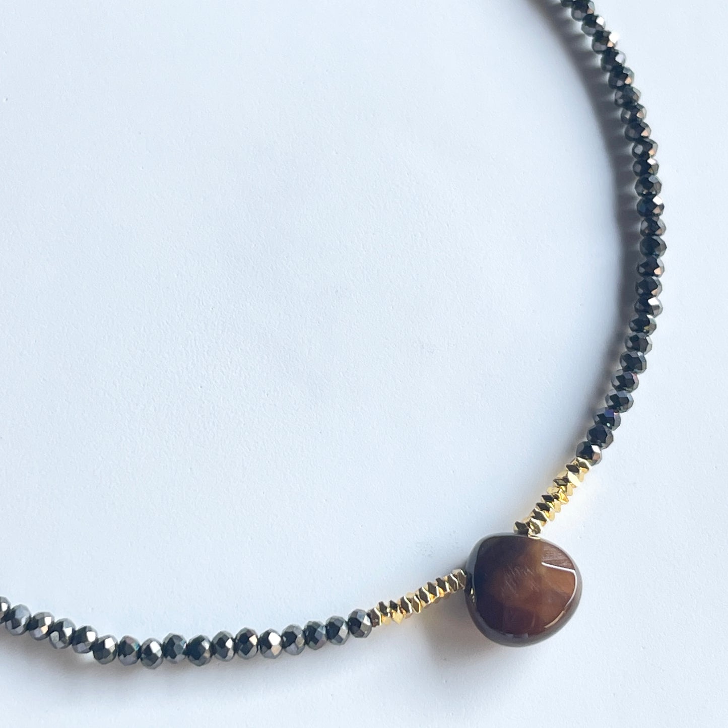 Collar facetado con dije de GOTA cafe
