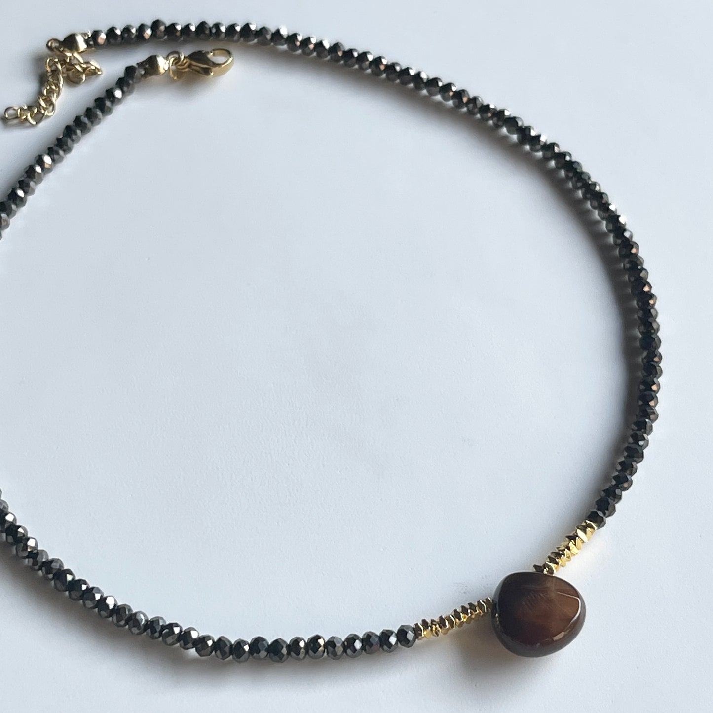 Collar facetado con dije de GOTA cafe