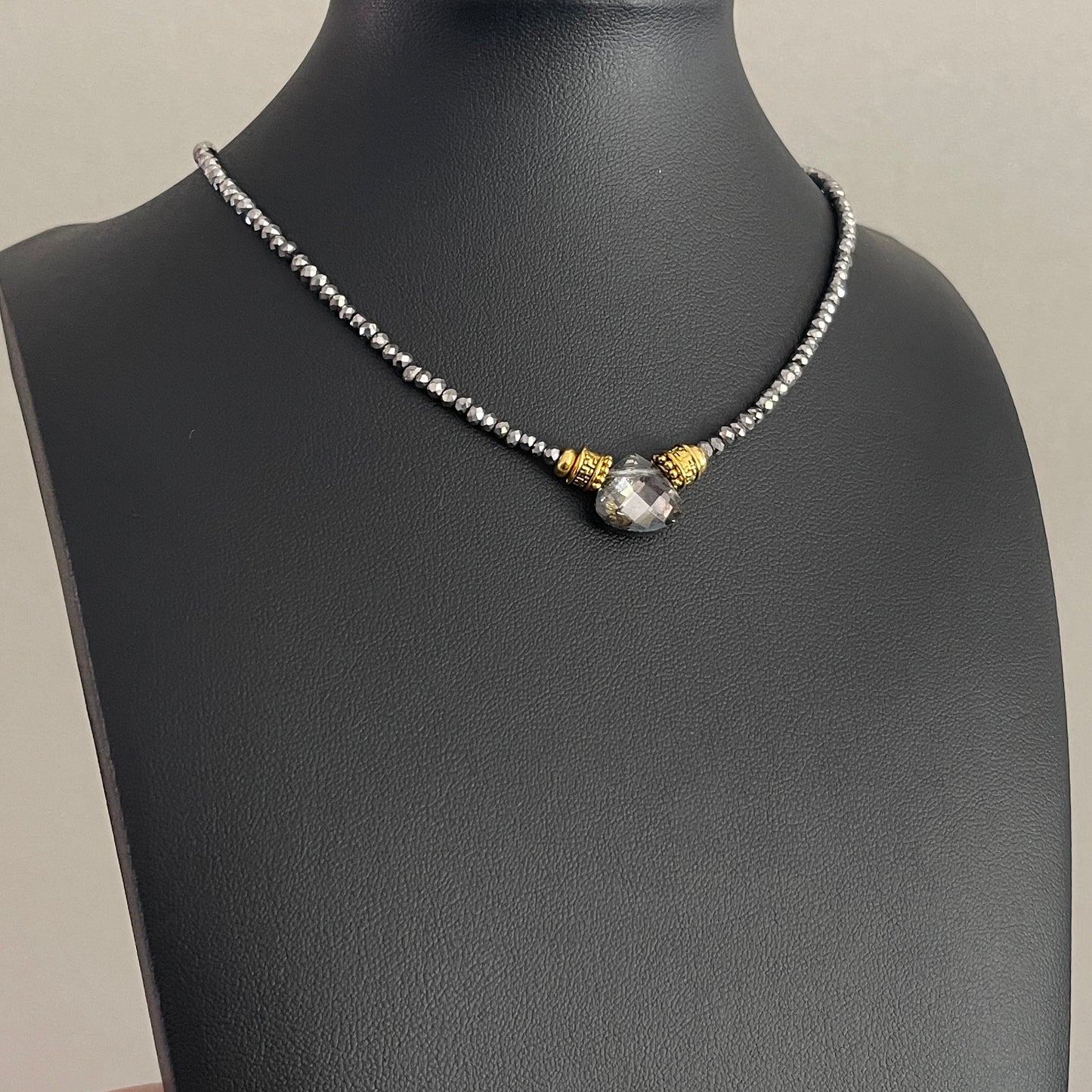 Collar facetado con dije de GOTA gris