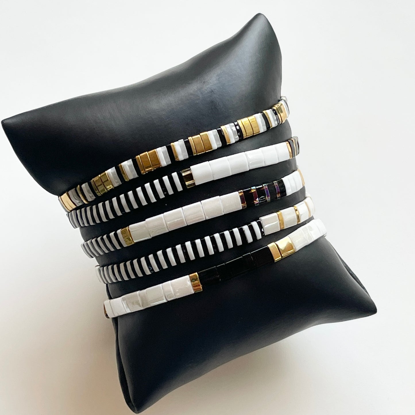 Pulseras ELASTICAS con blanco, negro y dorado