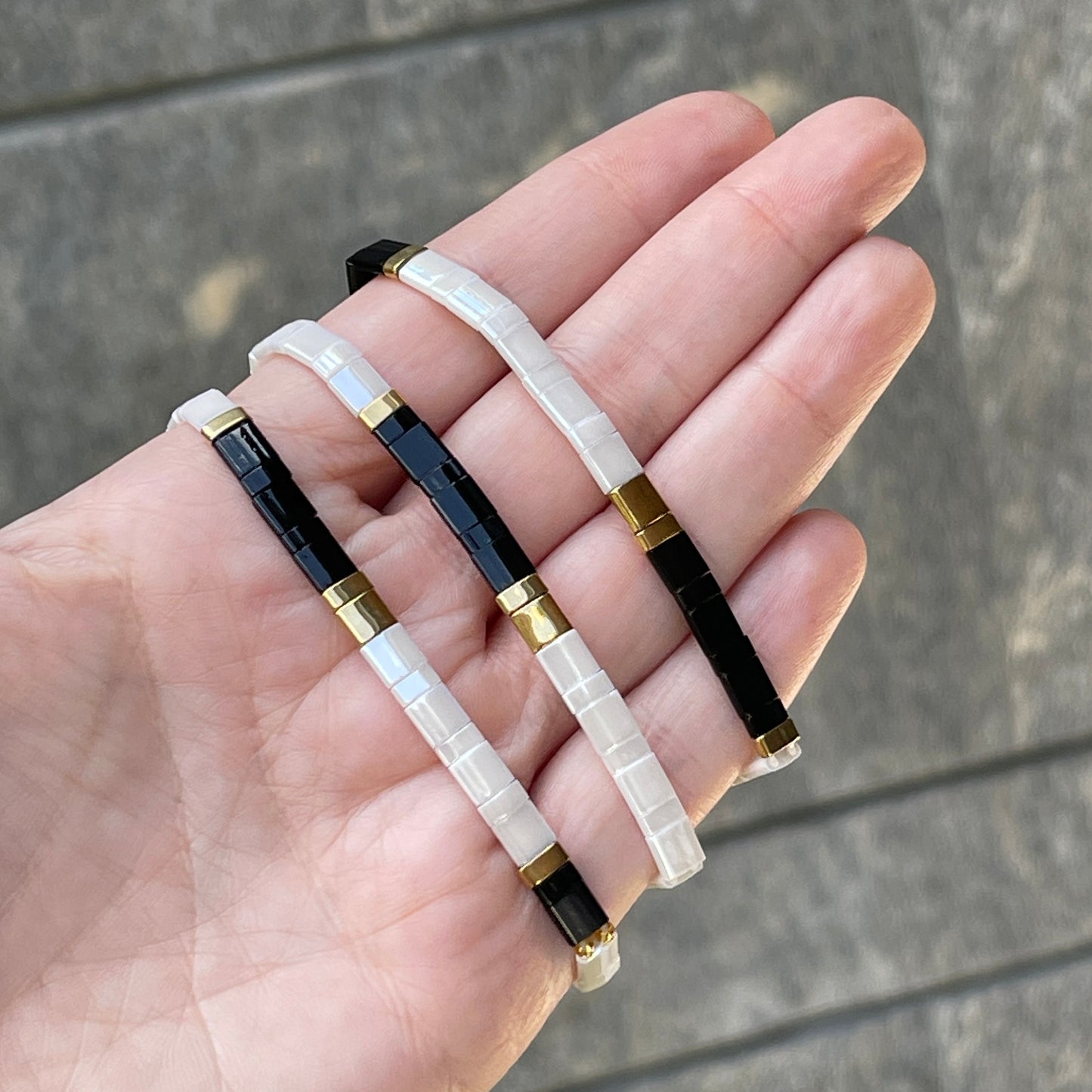 Pulseras ELASTICAS con blanco, negro y dorado