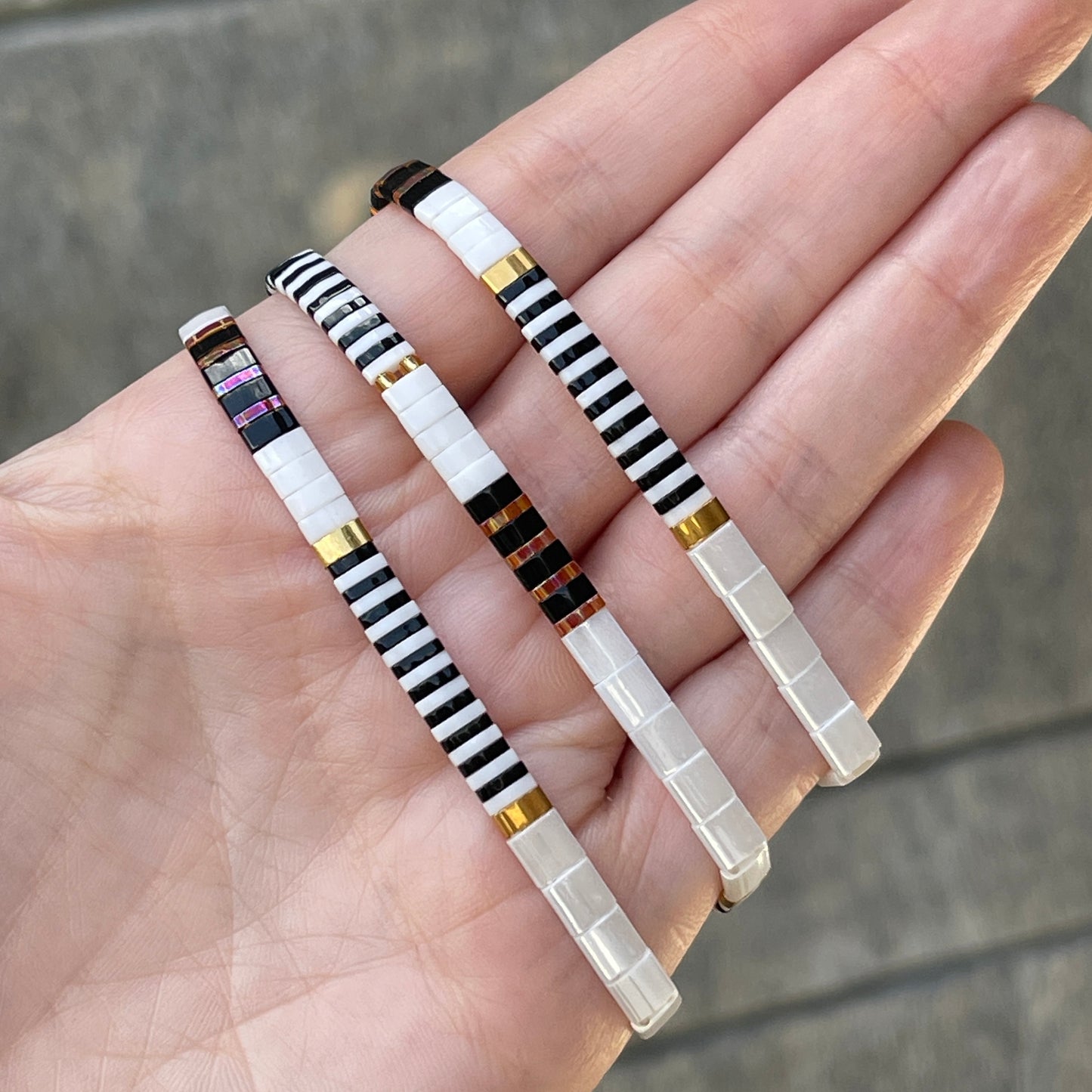 Pulseras ELASTICAS con blanco, negro y dorado