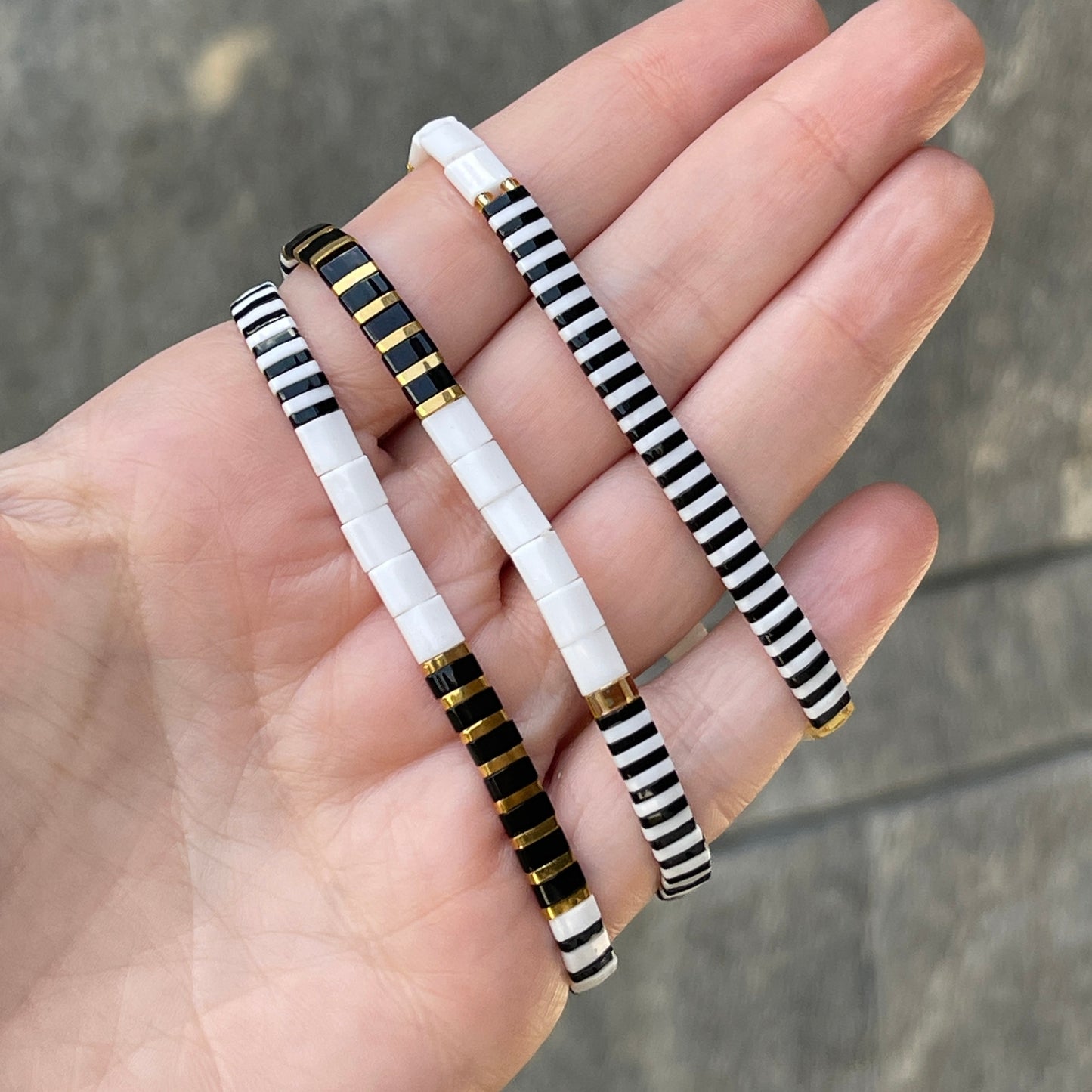 Pulseras ELASTICAS con blanco, negro y dorado