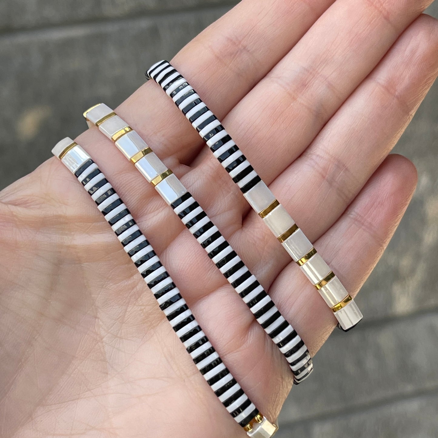Pulseras ELASTICAS con blanco, negro y dorado