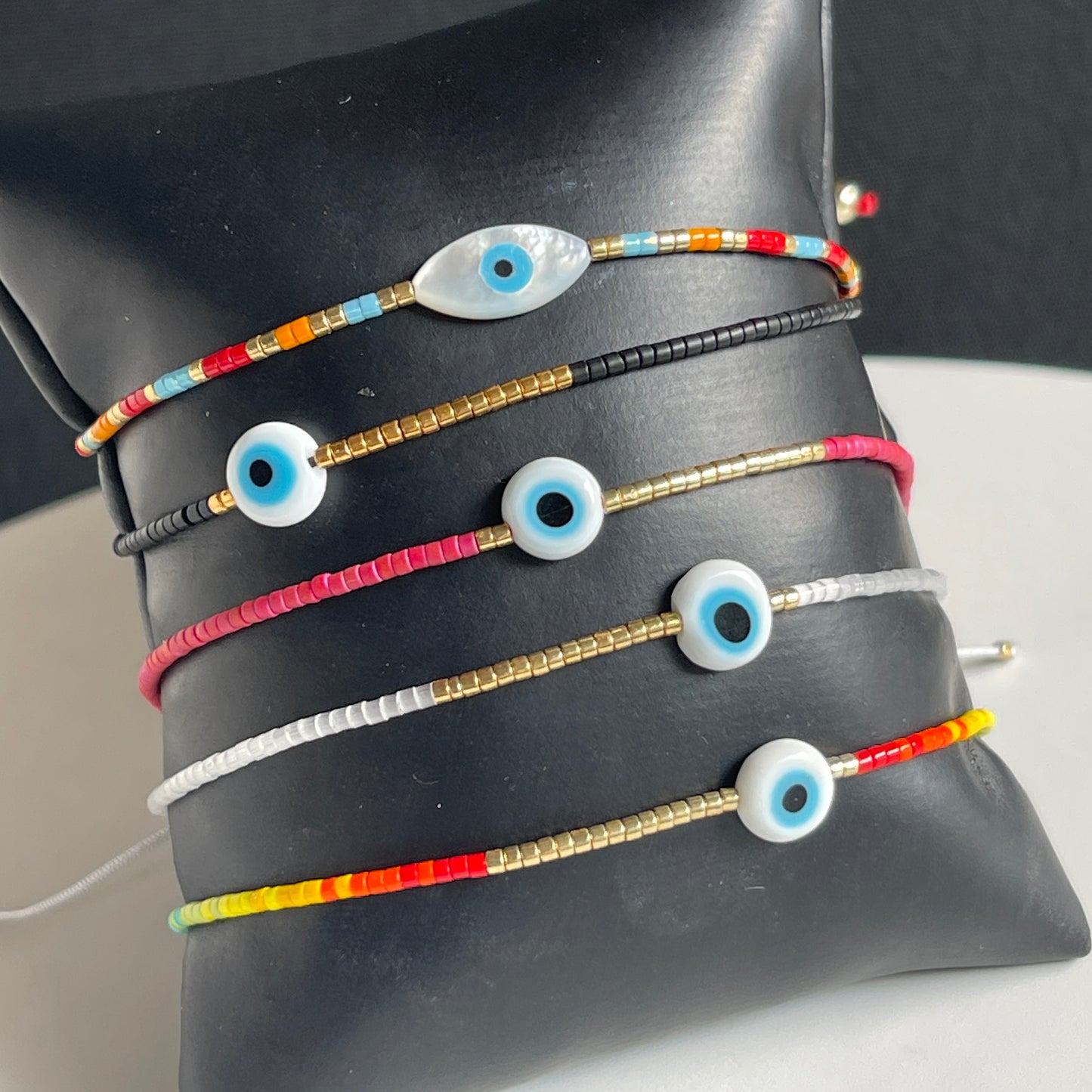 Pulseras ajustables con OJITO