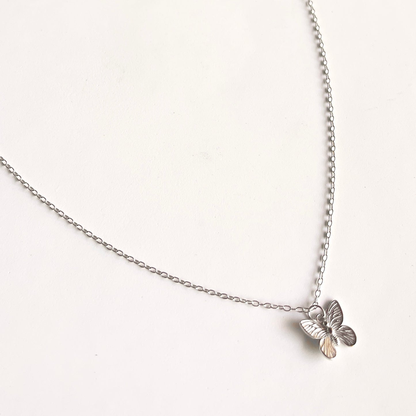 Cadenita de plata con dije de MARIPOSA