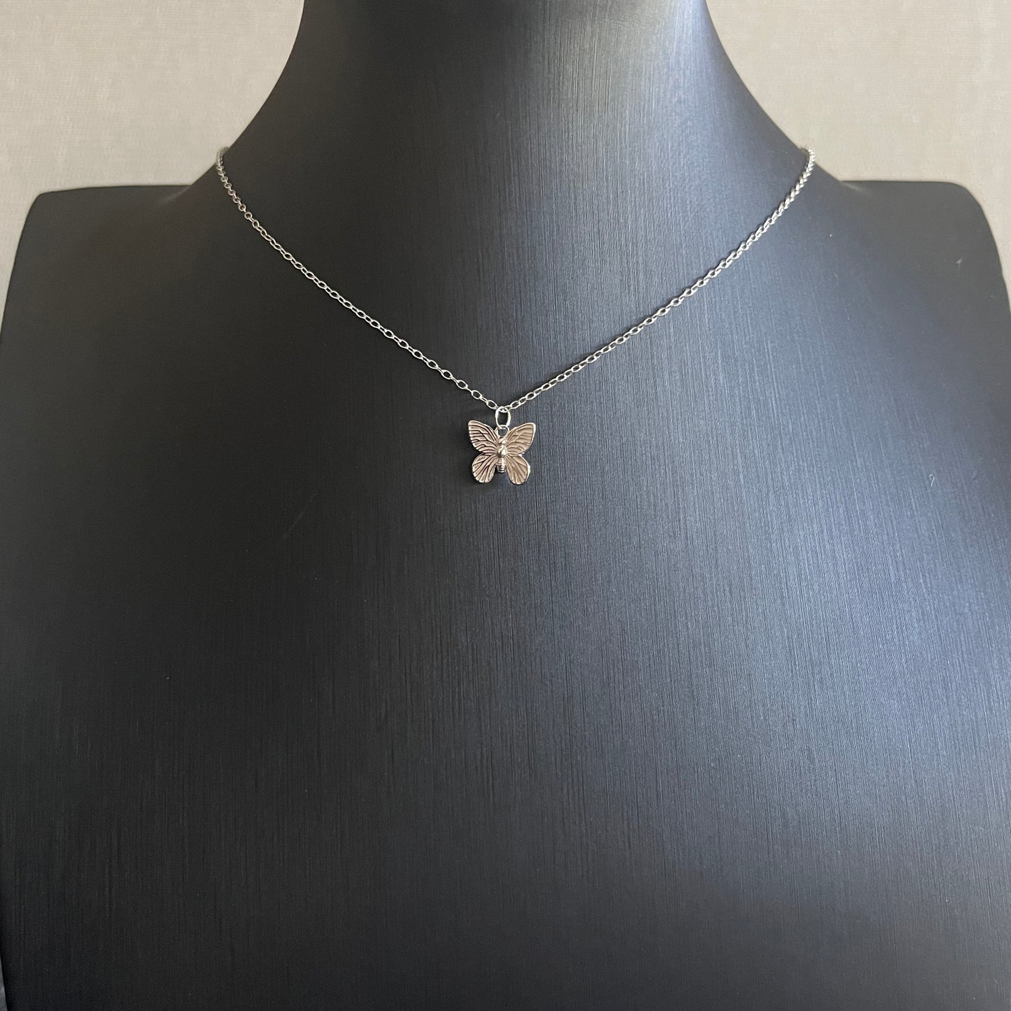 Cadenita de plata con dije de MARIPOSA