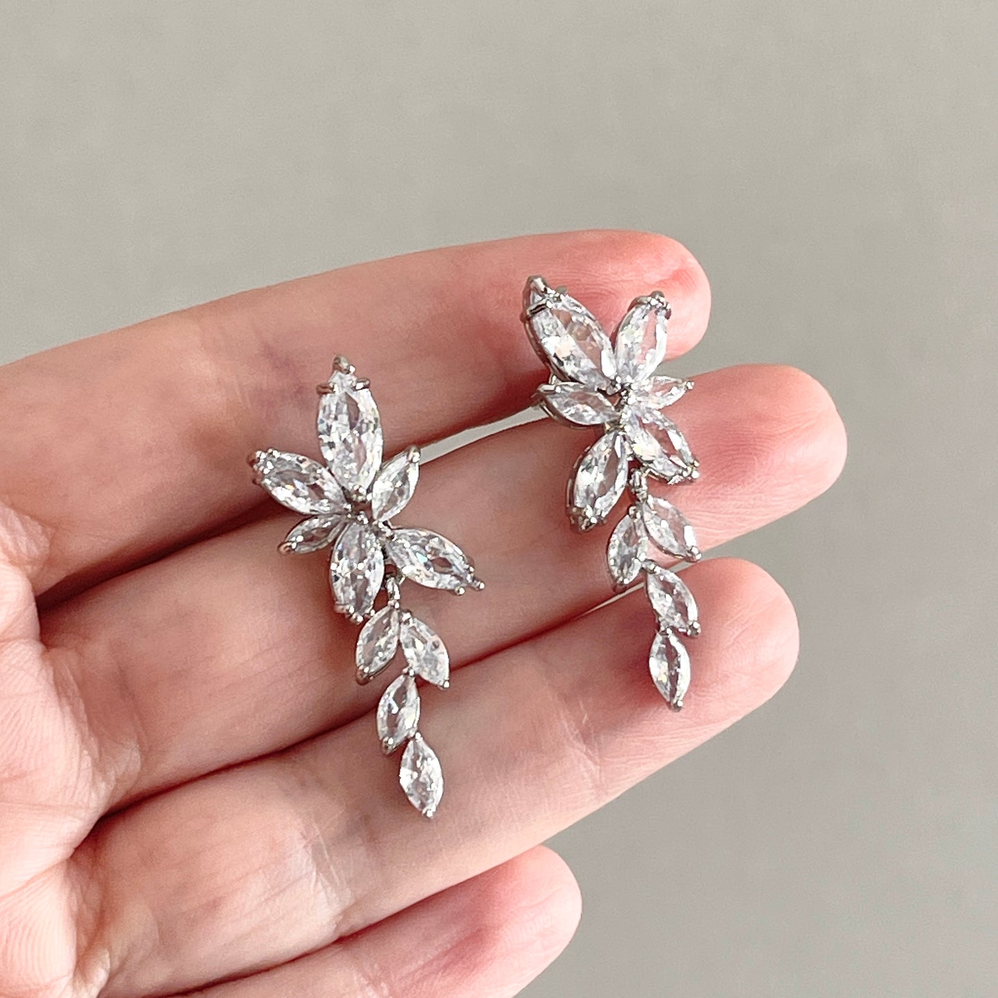 Aretes LARGOS de rodio con ZIRCONIAS