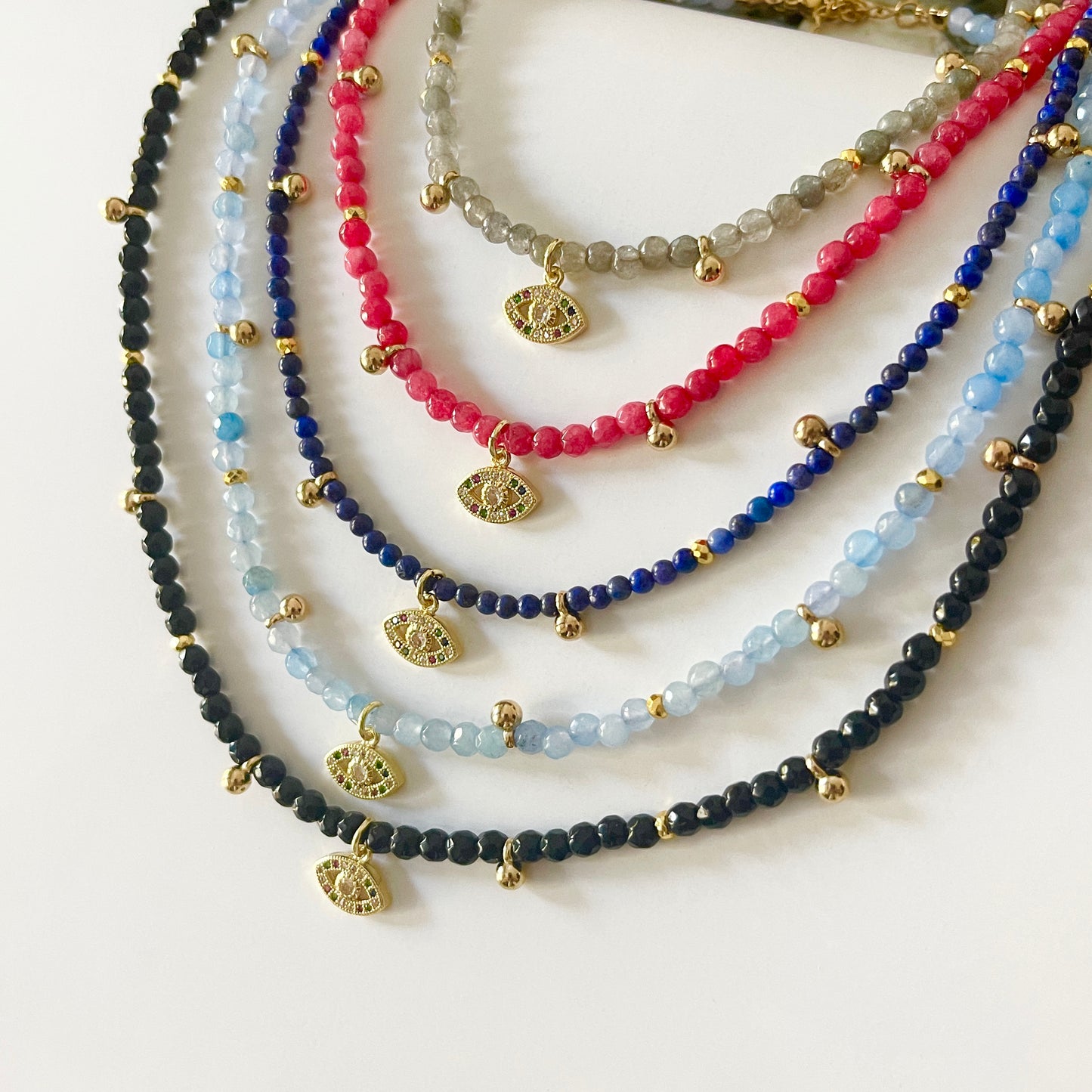 Collar con dije de OJITO