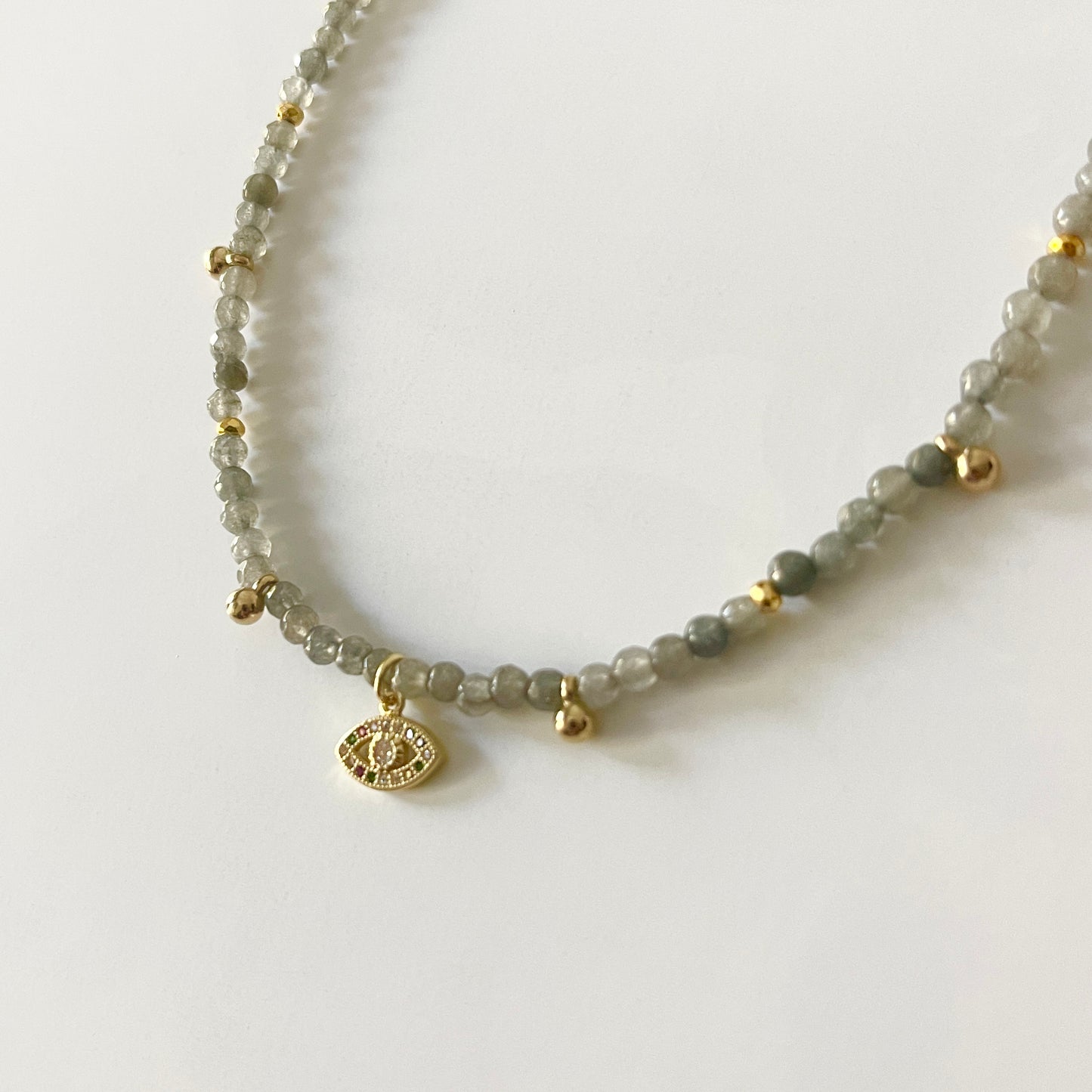 Collar con dije de OJITO