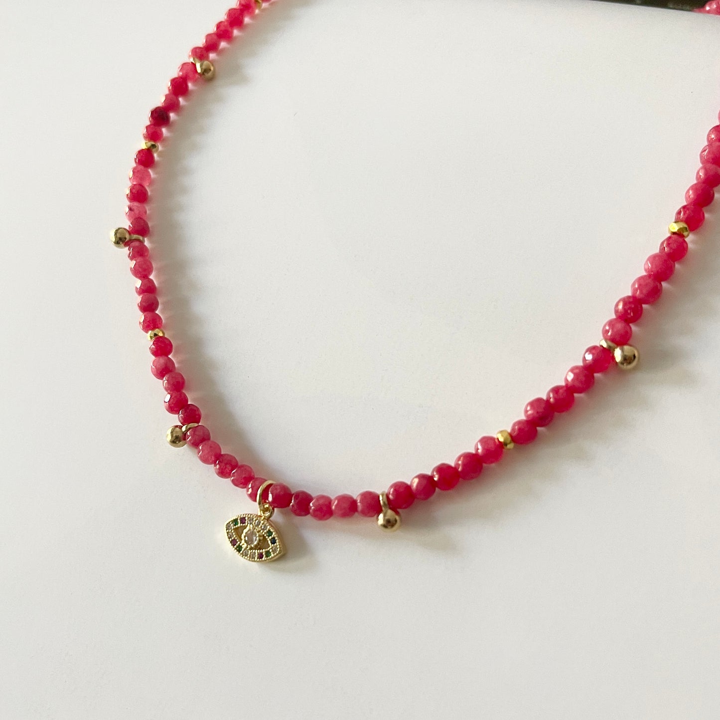 Collar con dije de OJITO